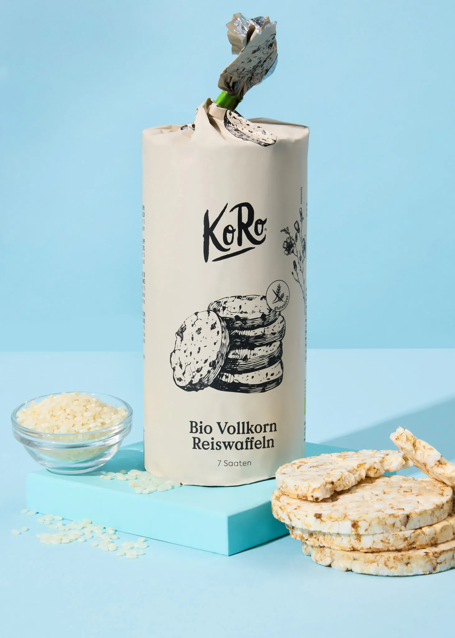 une boîte de biscuits de riz bio avec un bol de riz à côté