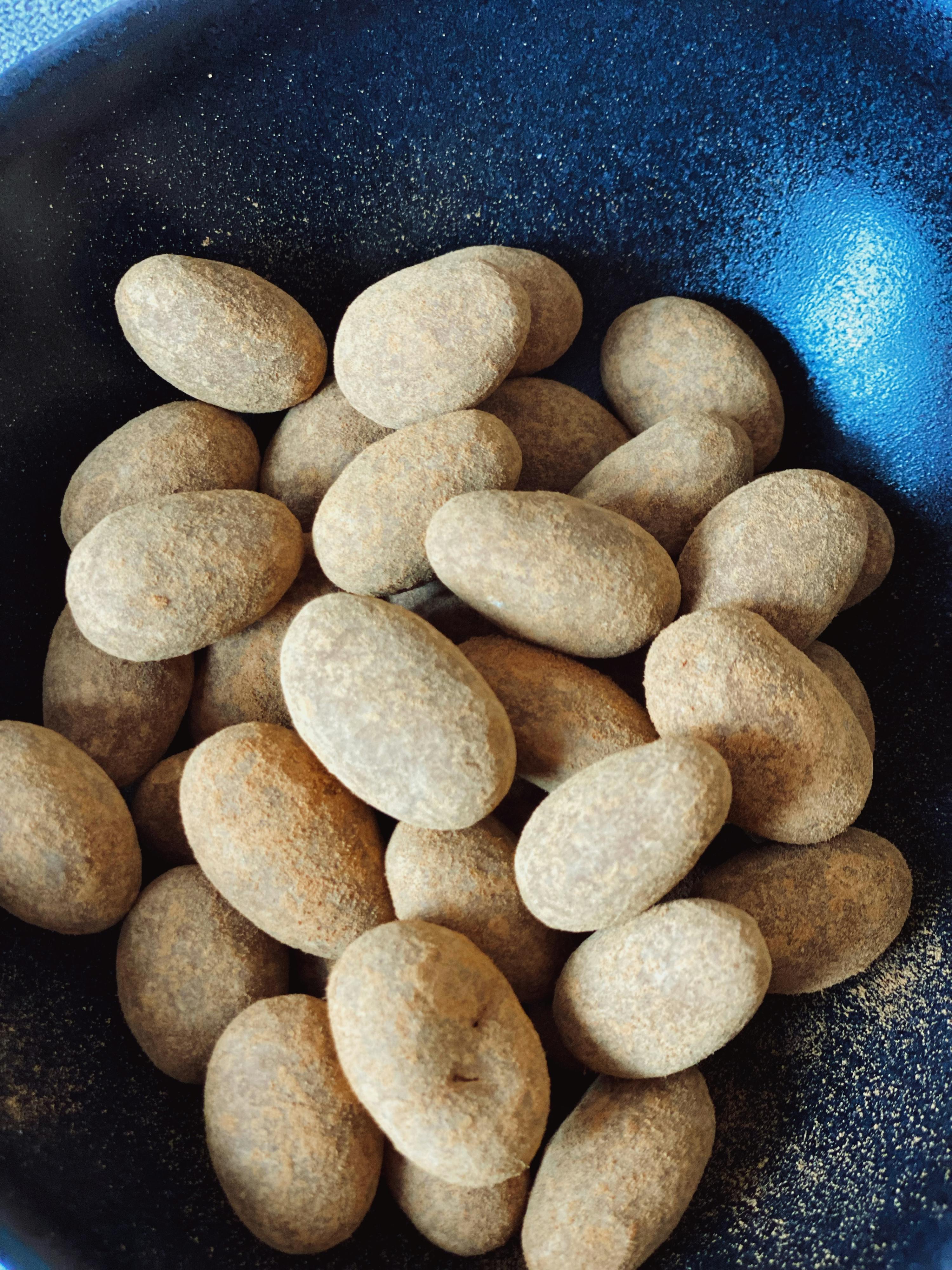 eine blaue Schüssel mit braunen Steinen gefüllt