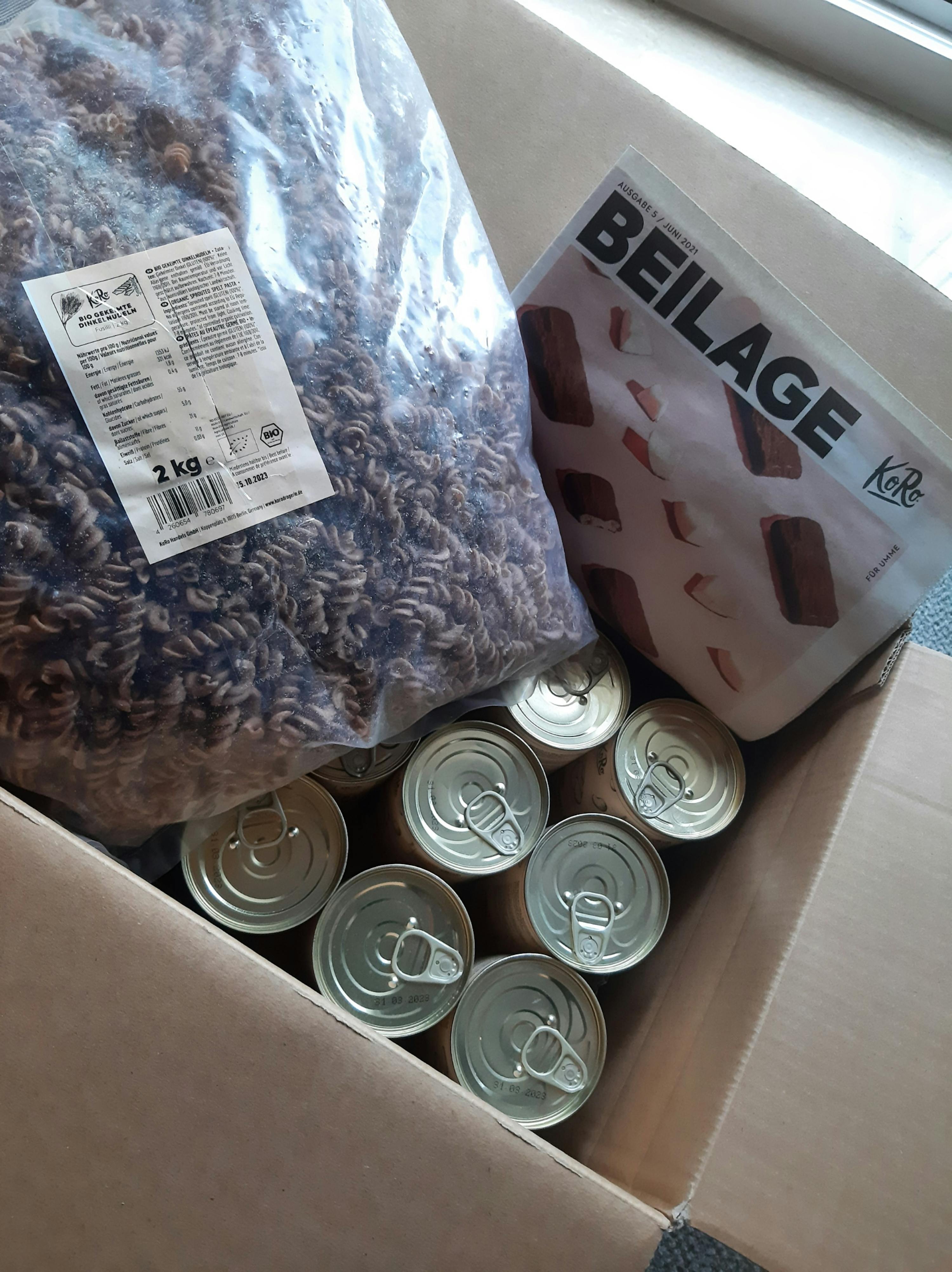 eine Tüte beilage liegt neben einem Haufen Nudeln