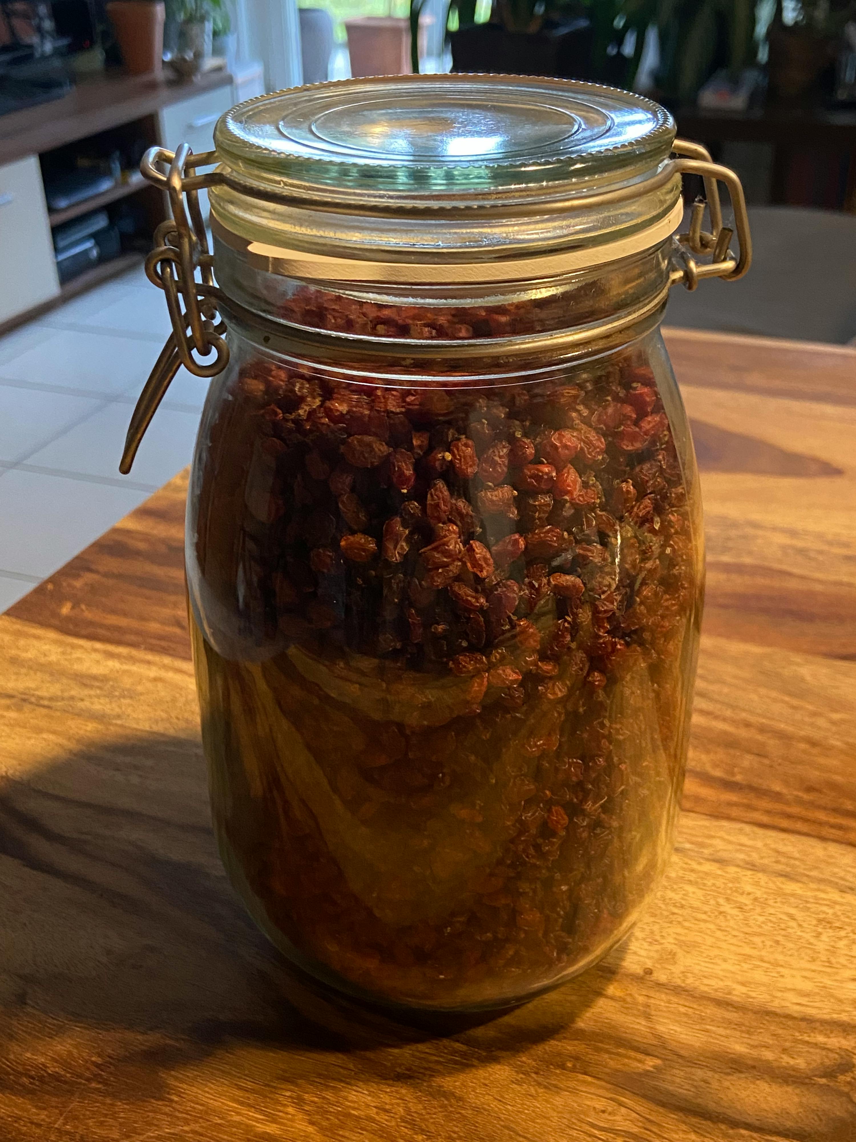 un barattolo di vetro pieno di frutta secca su un tavolo di legno