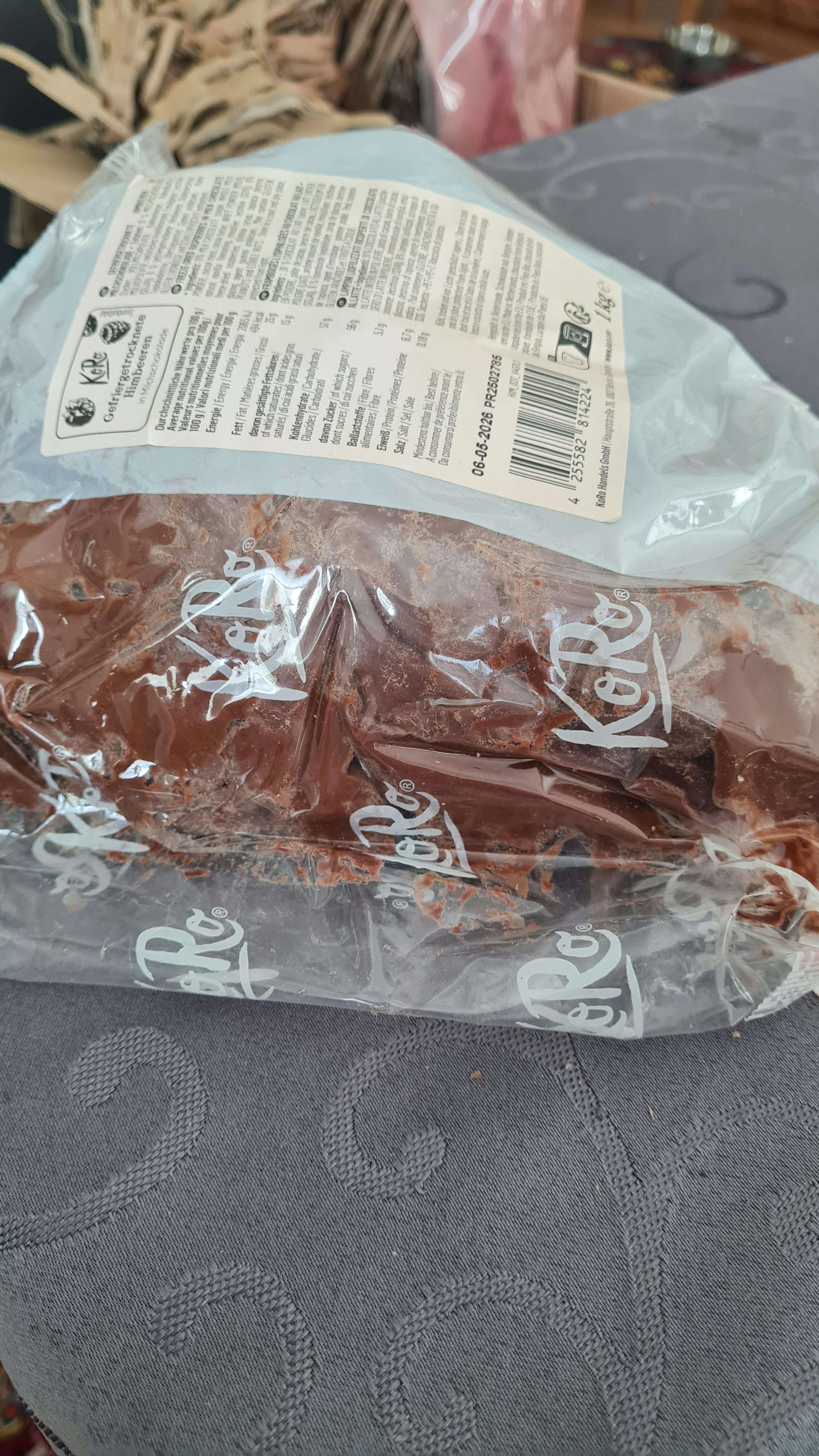 un gros morceau de gâteau au chocolat est emballé dans un sac en plastique