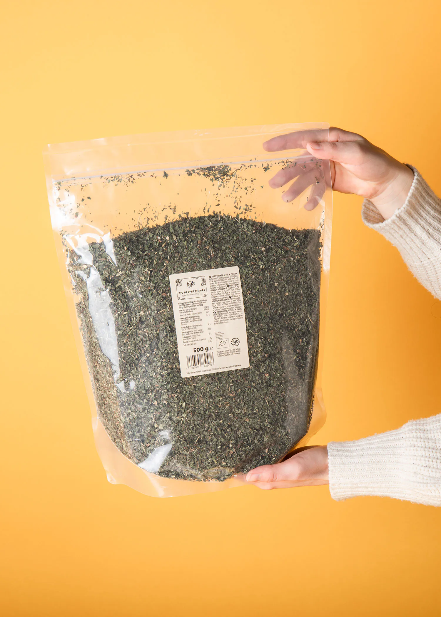 eine Person hält einen Plastikbeutel mit einem Etikett darauf