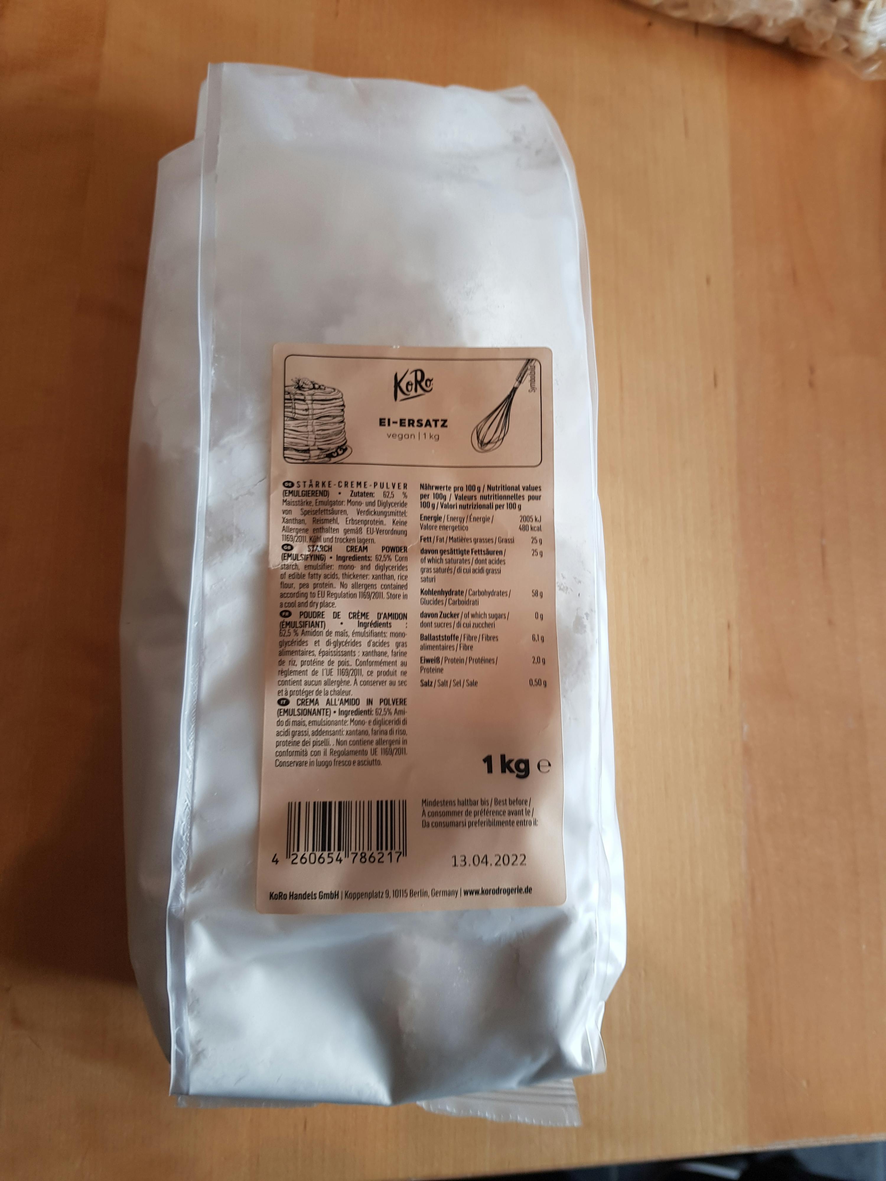 un sac de farine posé sur une table en bois