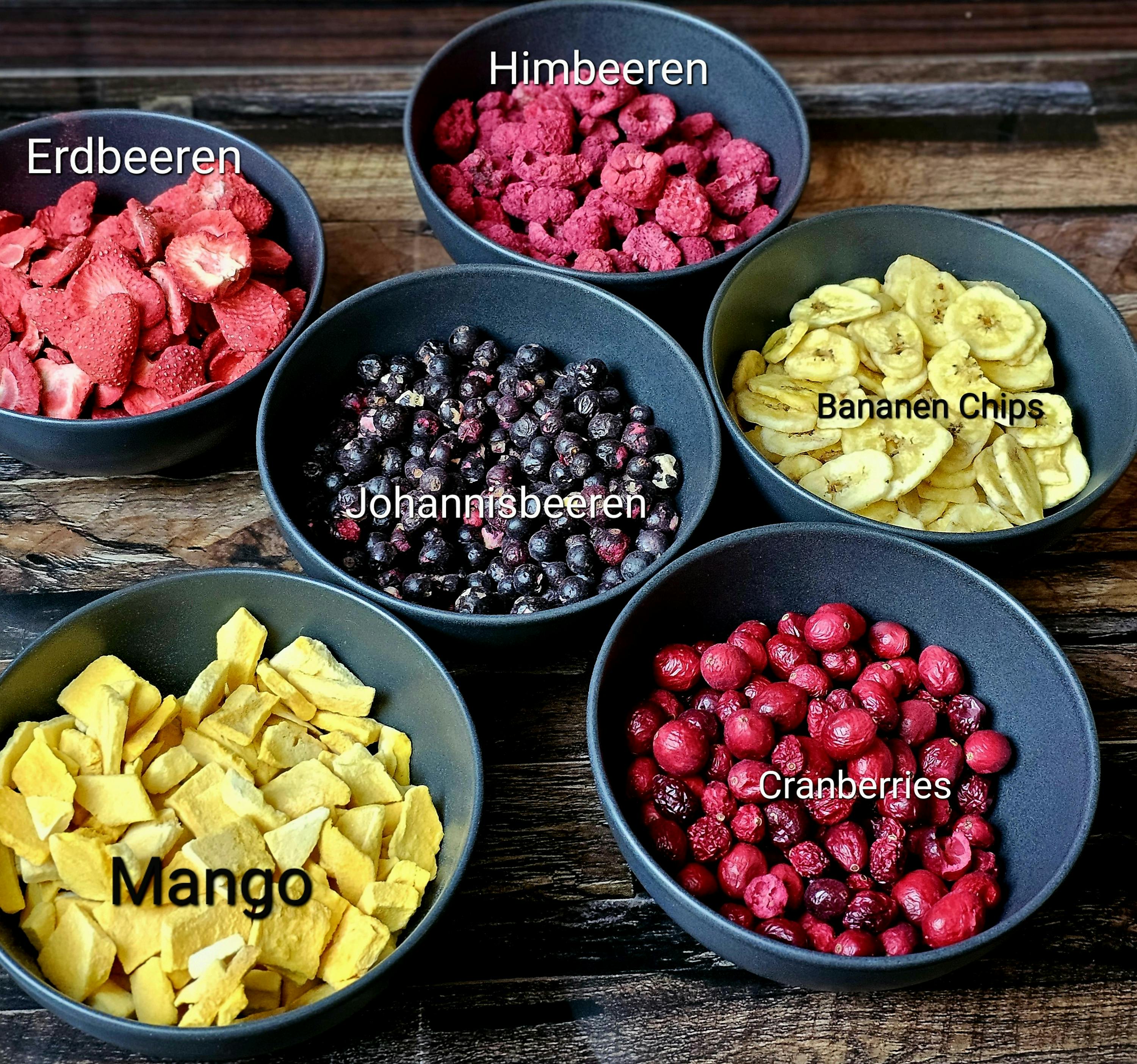 diversi tipi di frutta secca sono disposti in ciotole su un tavolo