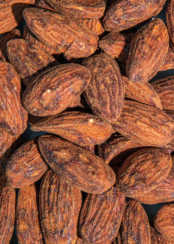 eine Nahaufnahme eines Haufens Mandeln