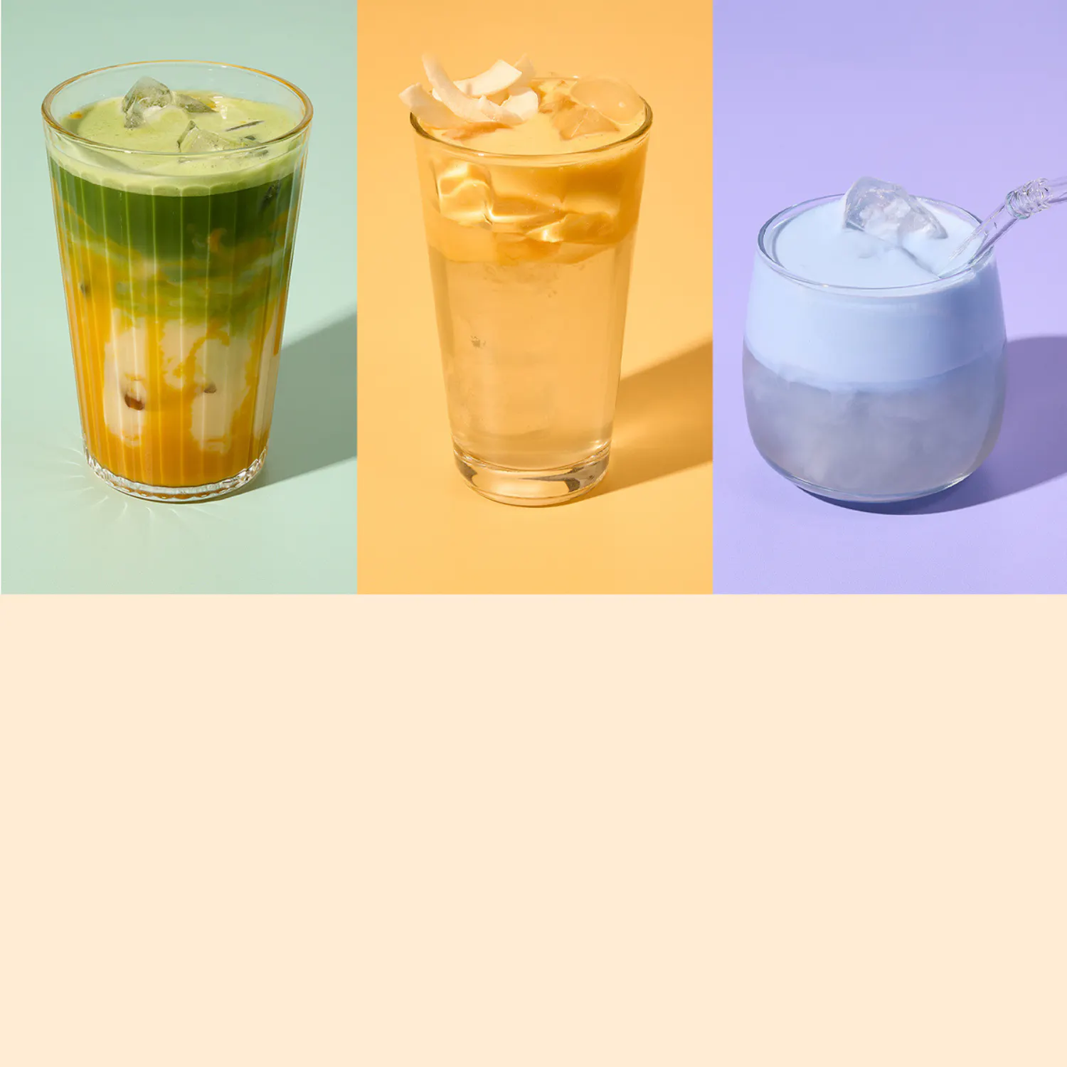 drei bunte getränke in gläsern, darunter ein grün-gelber matcha-drink, ein gelber kokosnuss-drink und ein blau-grauer drink, jeweils auf einem farblich passenden hintergrund.