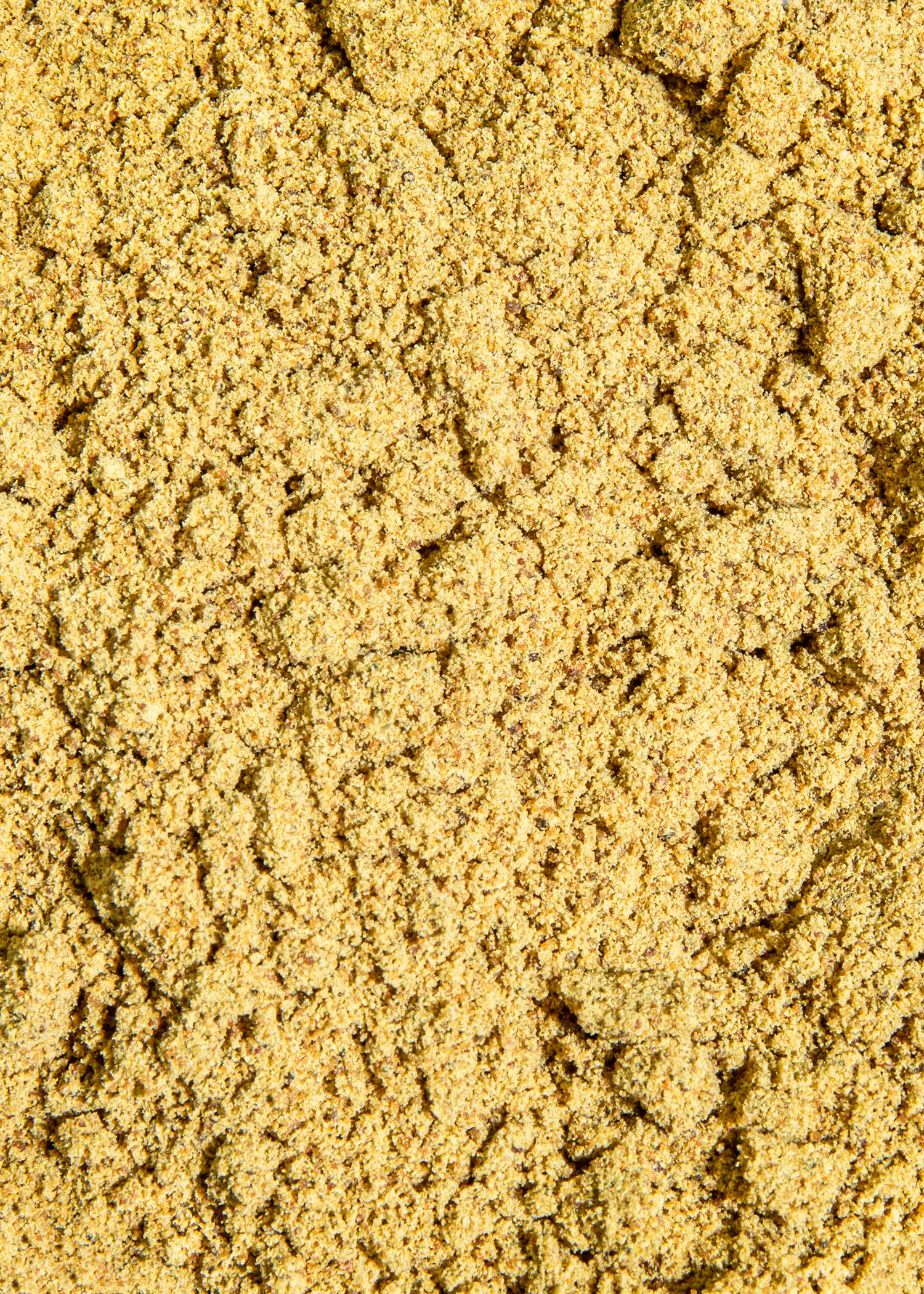 un gros plan d' un tas de sable jaune