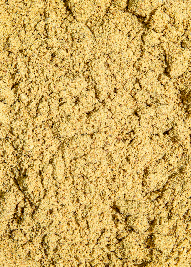 un gros plan d' un tas de sable jaune