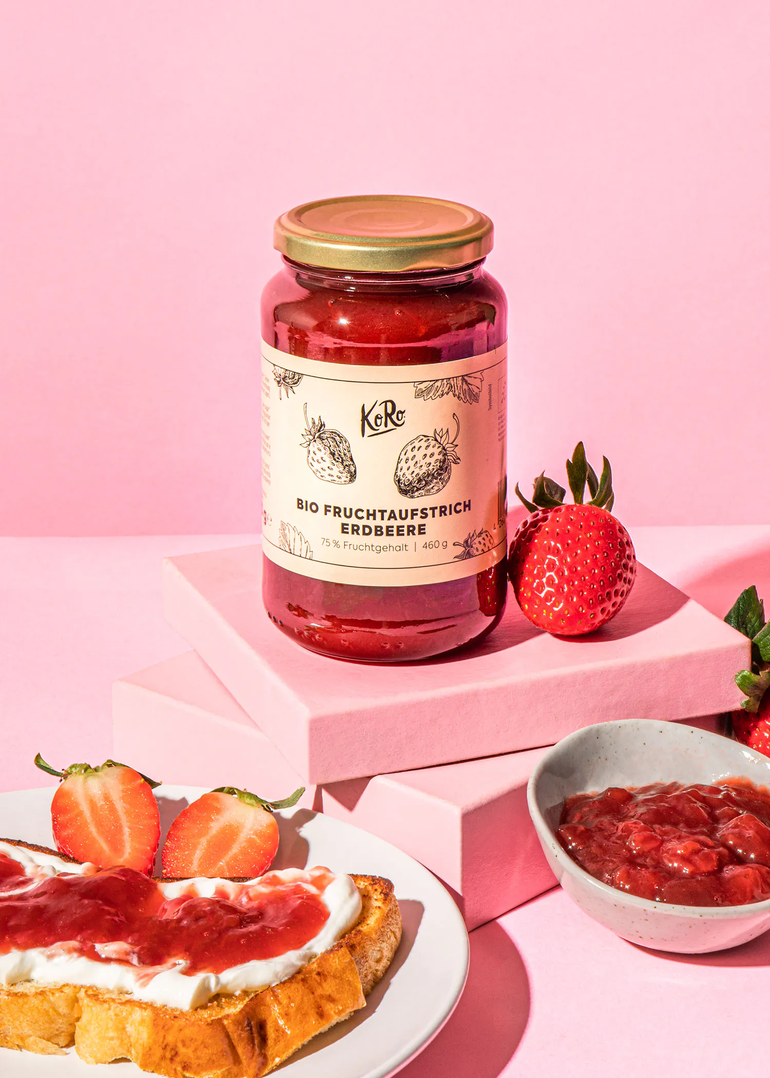 un bocal de confiture de fraises bio est posé sur une table