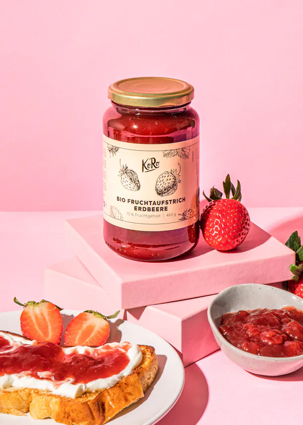 un bocal de confiture de fraises bio est posé sur une table