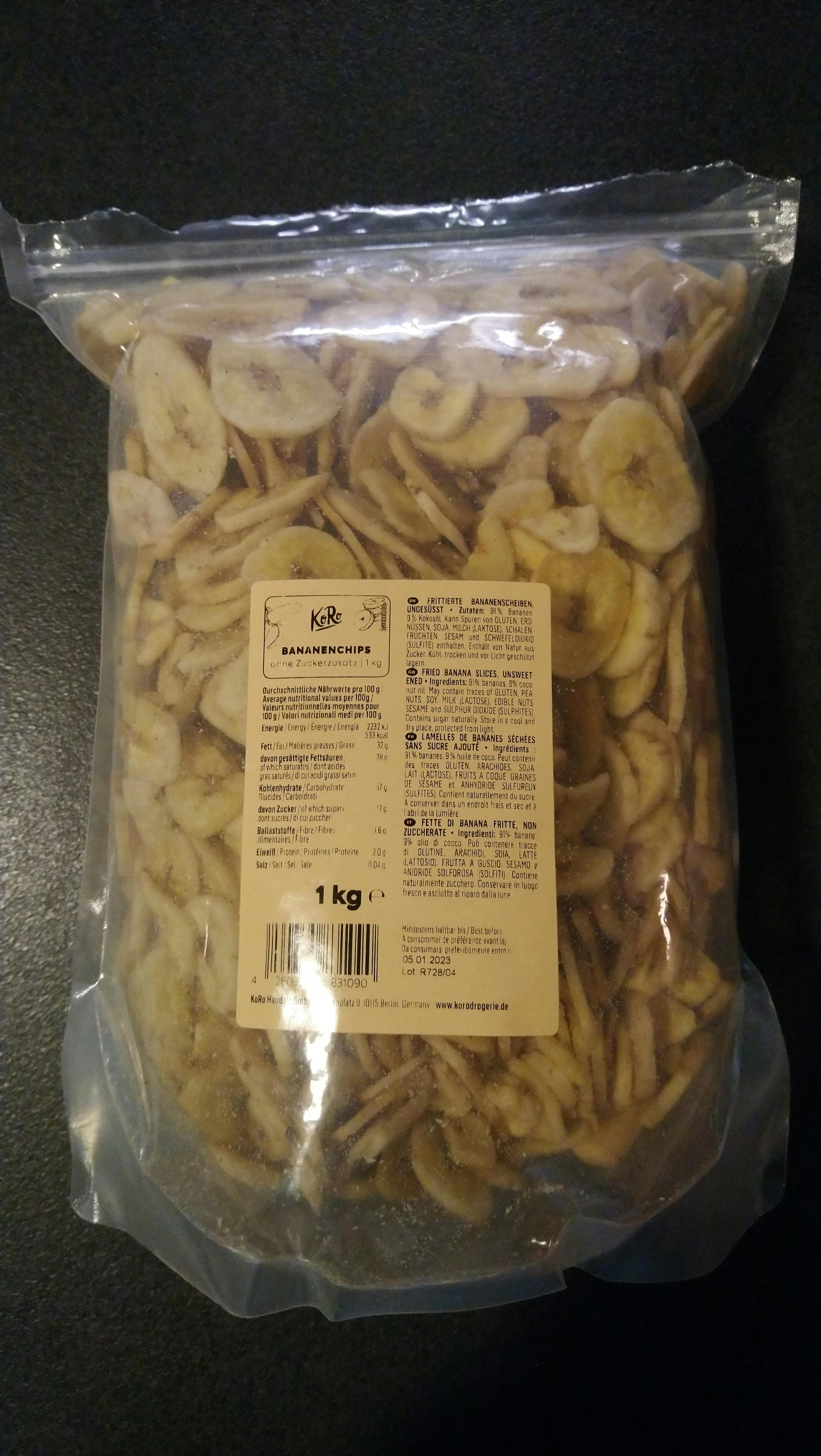 eine Plastiktüte mit Bananenchips steht auf einem Tisch