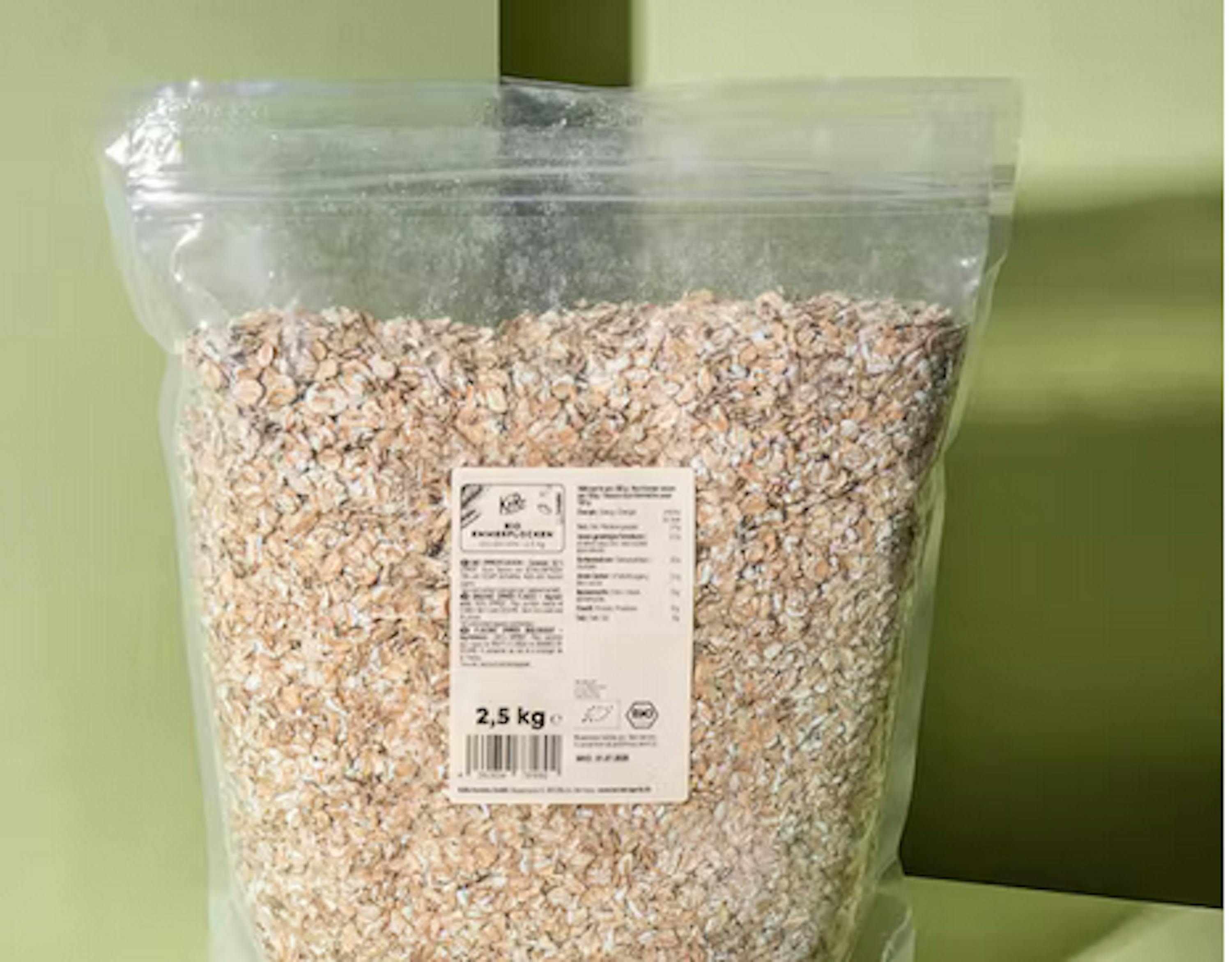 eine Plastiktüte mit 2,5 kg Haferflocken steht auf einem Tisch .
