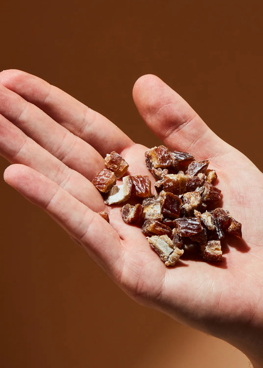 eine Person hält einen Haufen getrockneter Nüsse in ihrer Hand