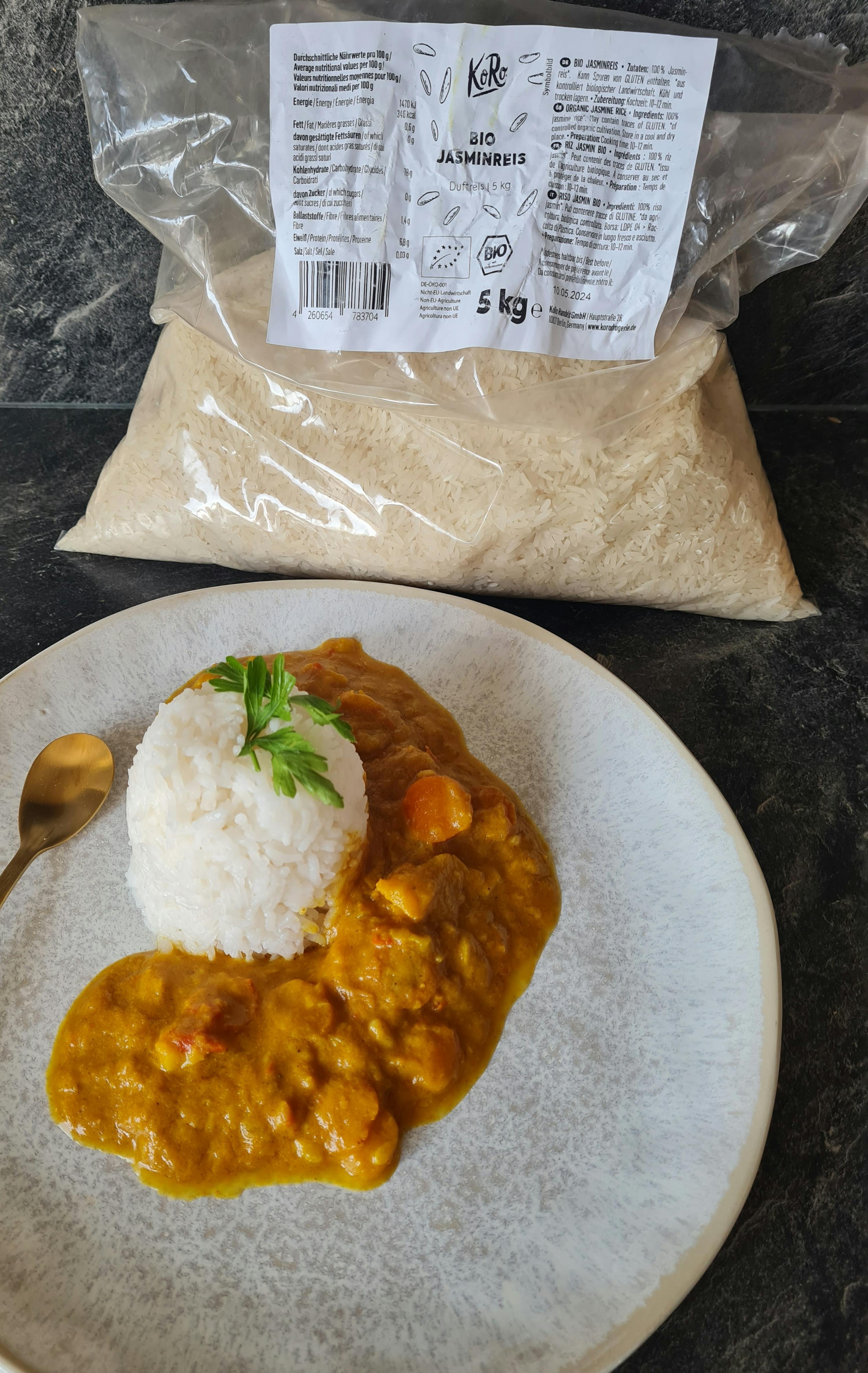 une assiette de nourriture avec un sac de riz à côté