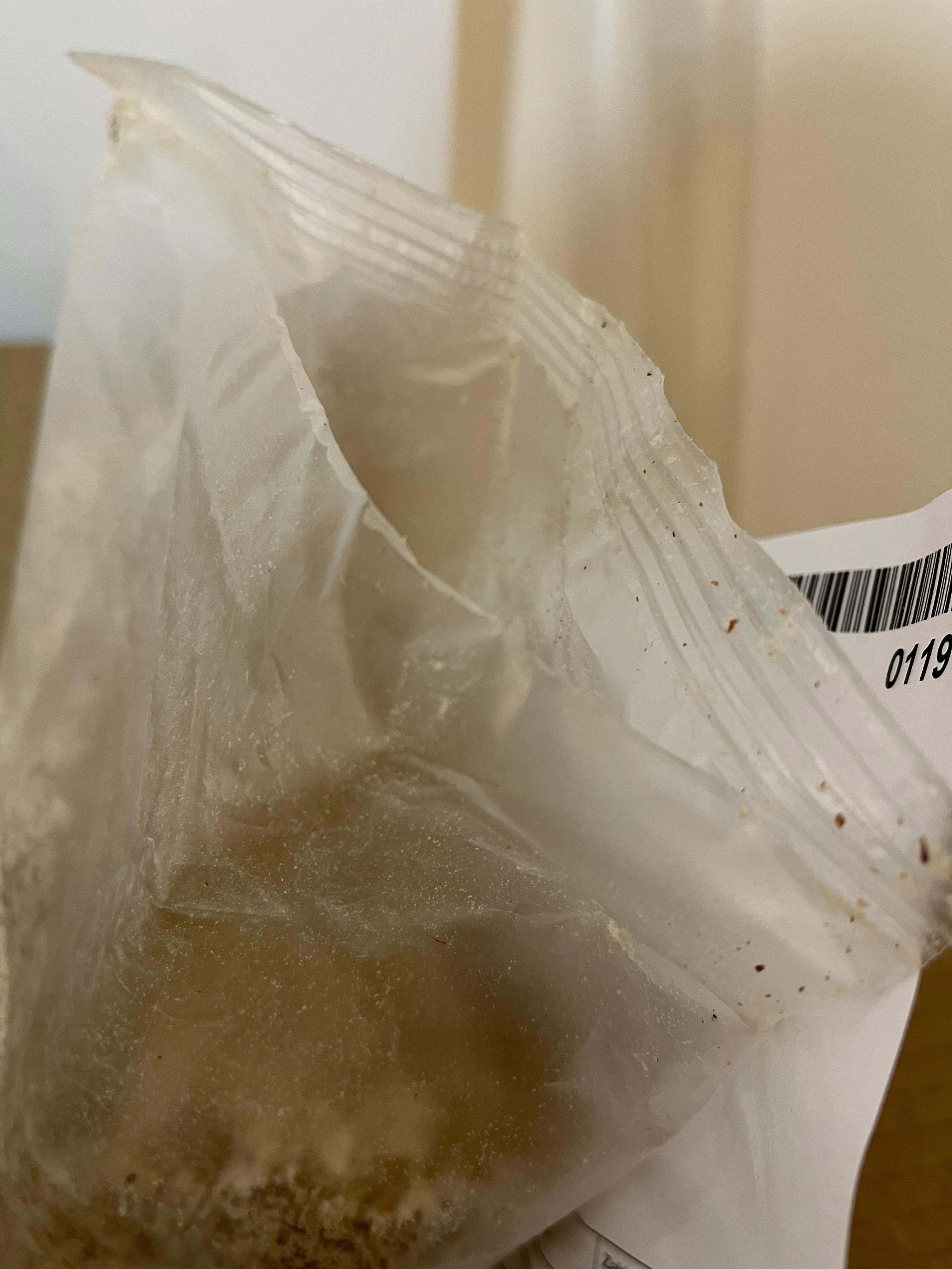 ein zerrissener Plastikbeutel liegt auf einem Tisch