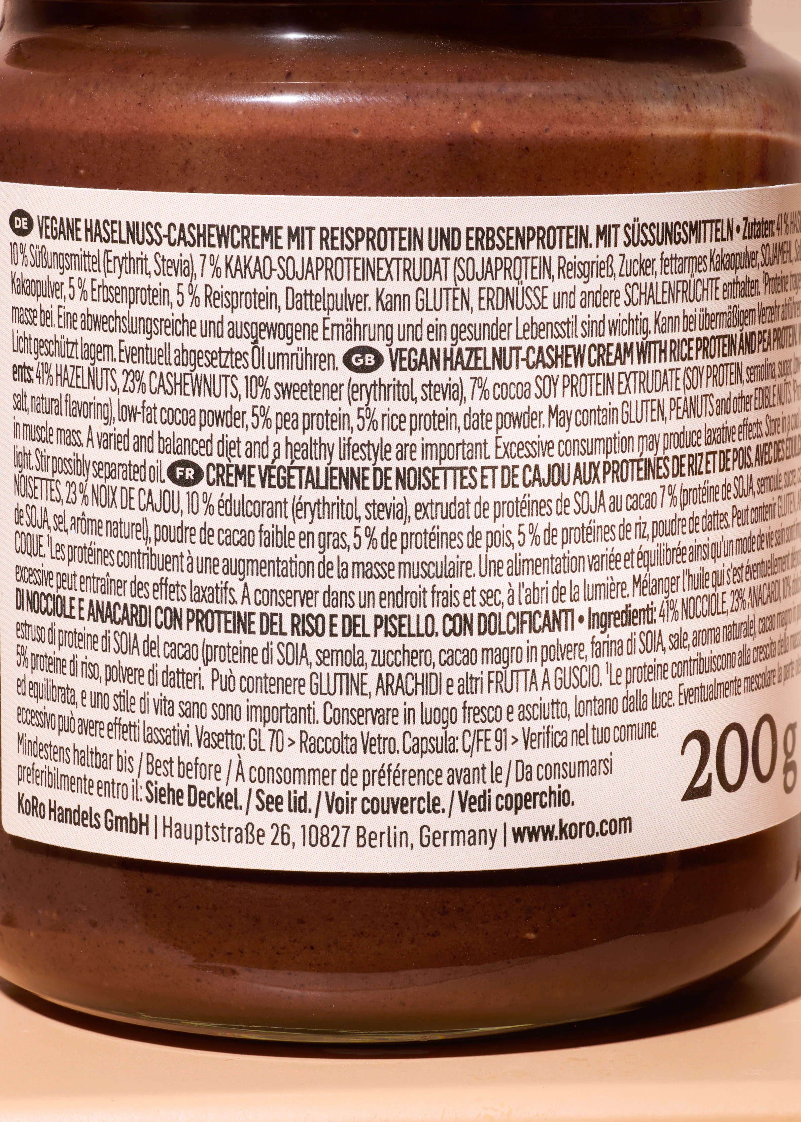 une étiquette de pot de crème végétalienne de noisettes et de cajou aux protéines de riz et de pois de la marque koro, pesant 200g.