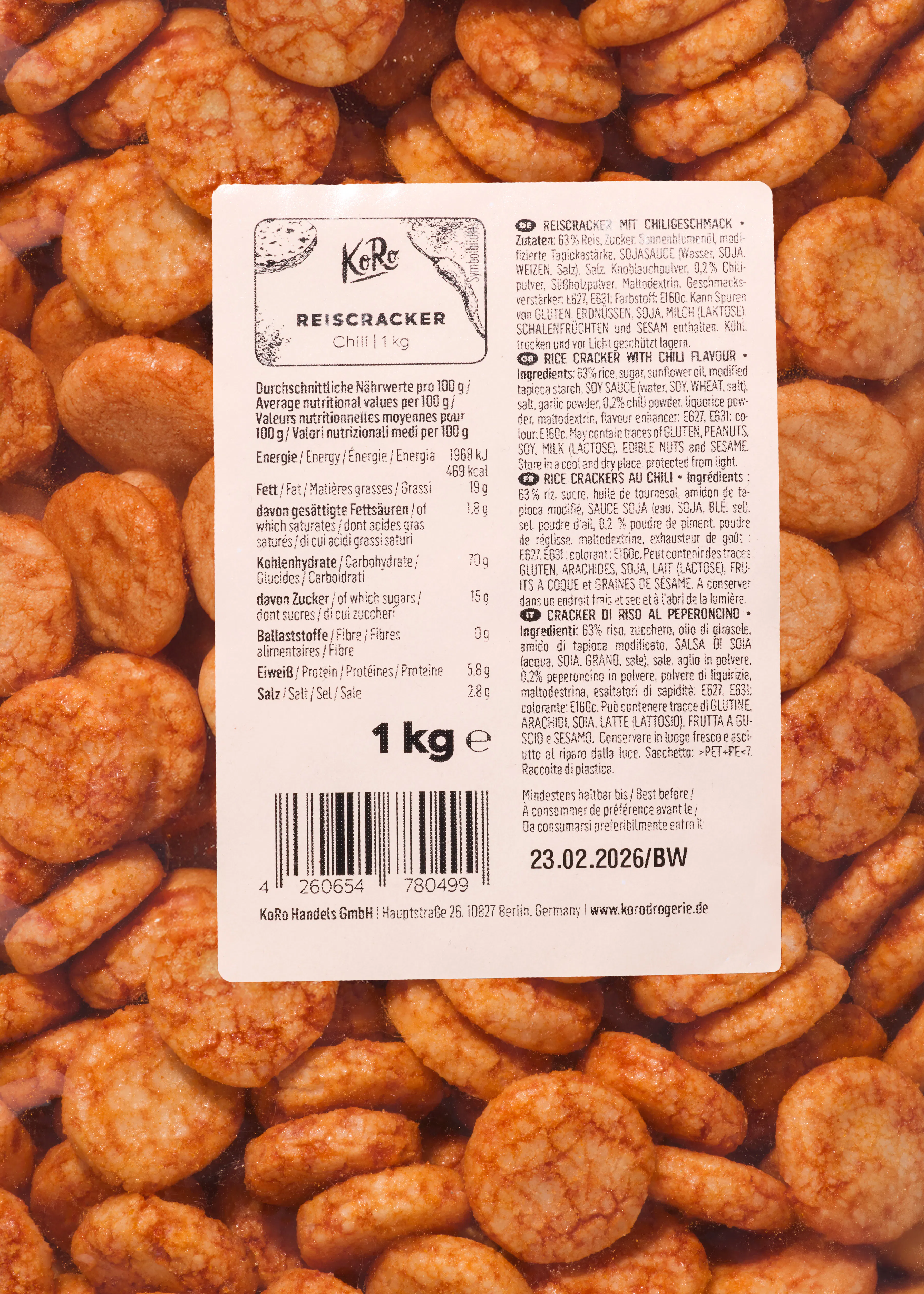 un sac transparent de 1 kg de crackers de riz au chili de la marque koro, avec une étiquette détaillant les informations nutritionnelles et les ingrédients en plusieurs langues, et une date de péremption visible.