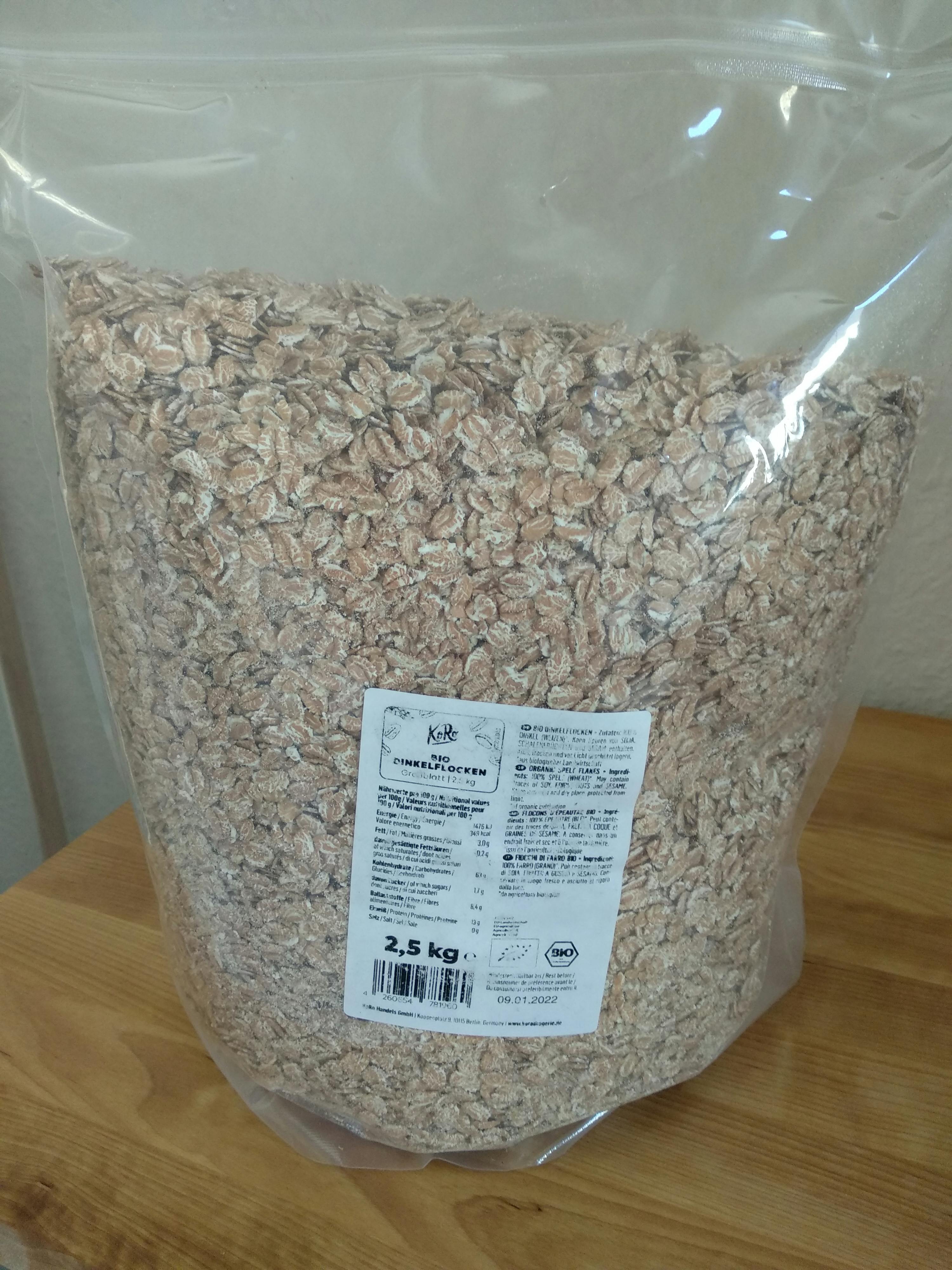 eine Tüte Haferflocken liegt auf einem Holztisch