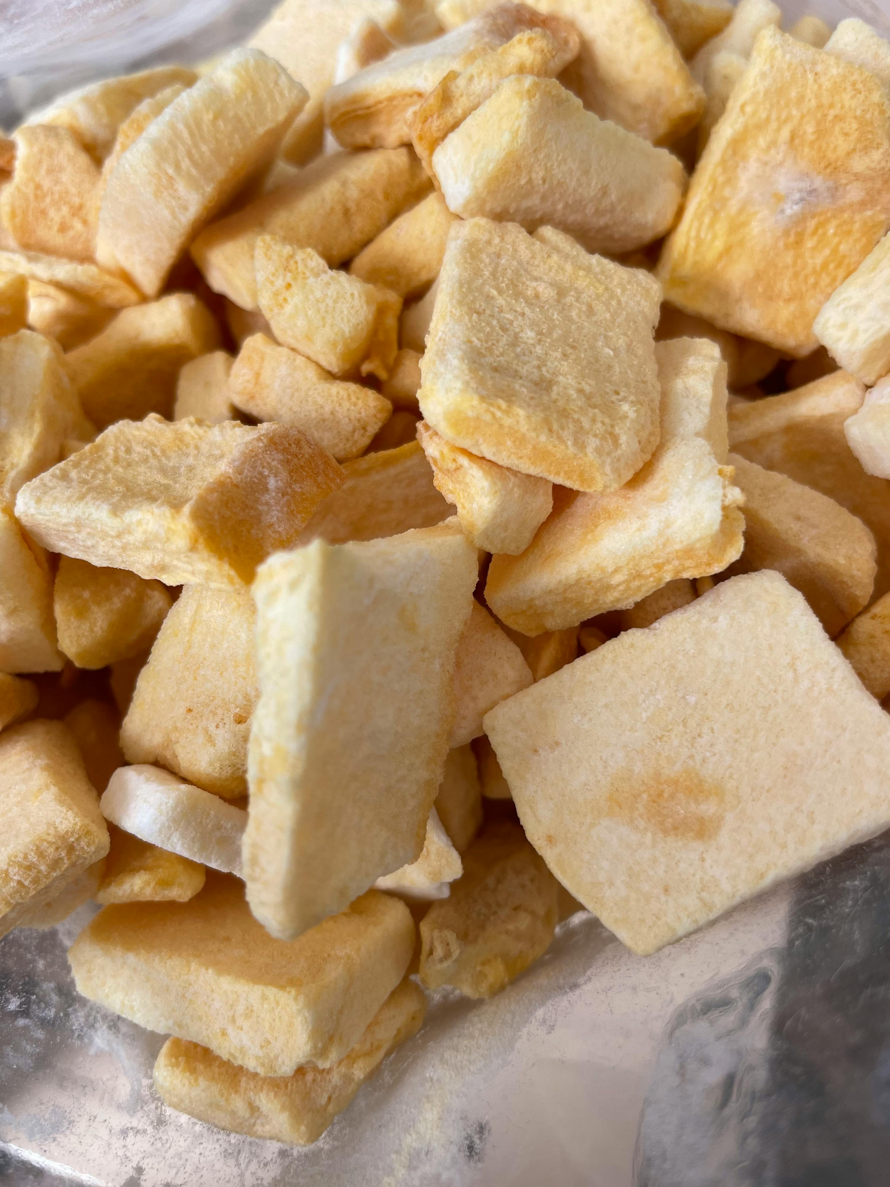 Eine Nahaufnahme eines Haufens getrockneter Äpfel