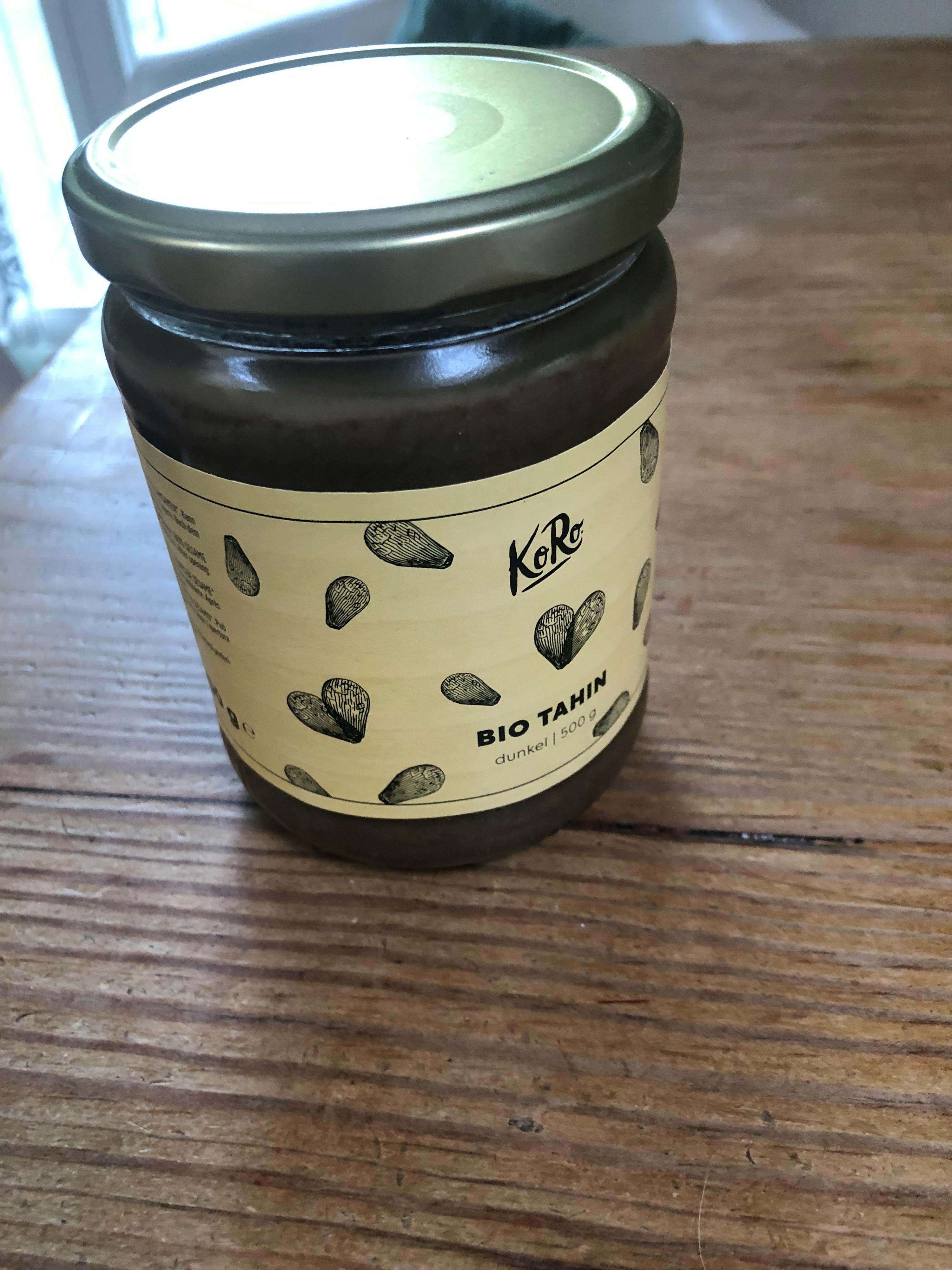 un bocal de bio tahin sur une table en bois