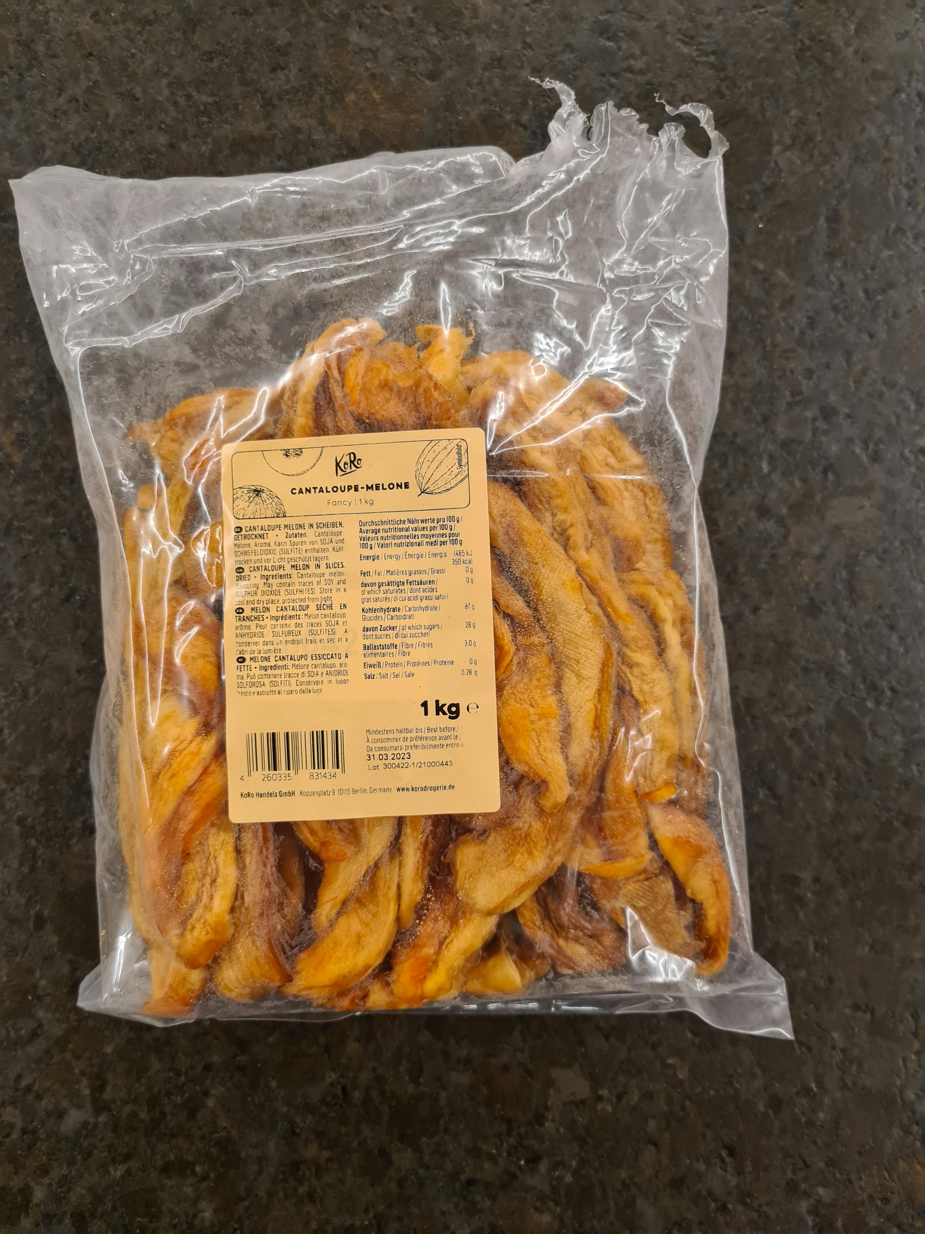 un sac de bananes séchées avec une étiquette qui indique 1 kg