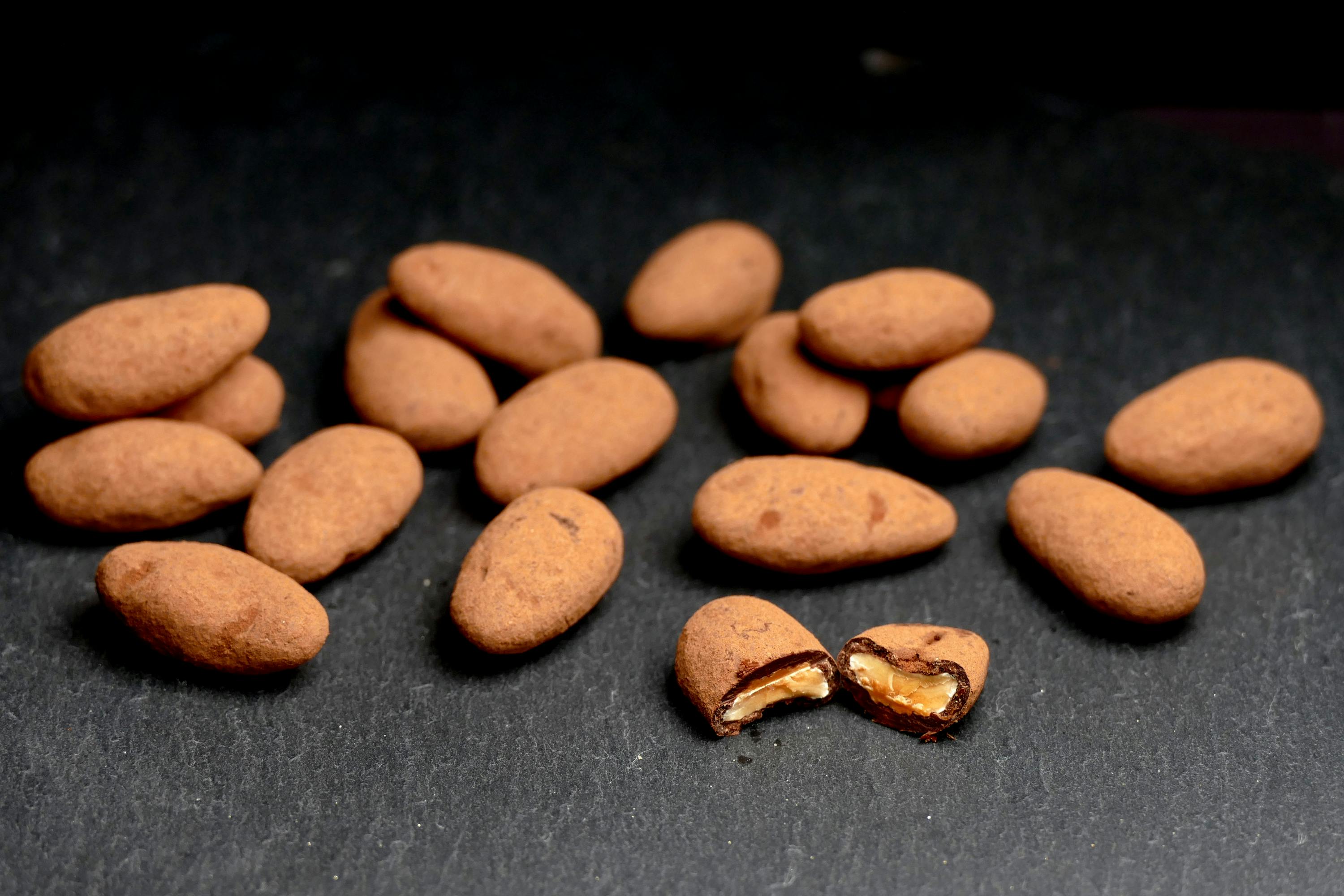 eine Gruppe von Schokoladenbedeckten Erdnüssen auf einem Tisch