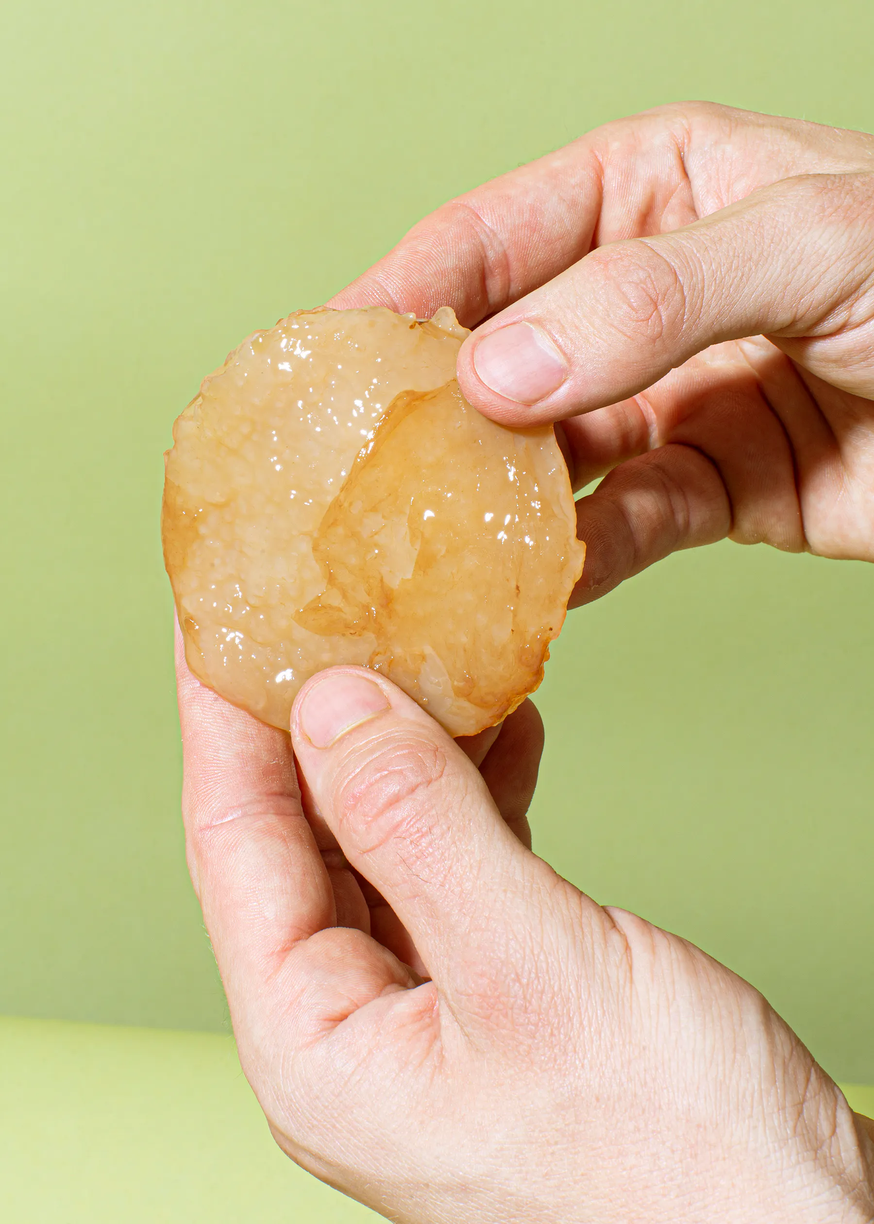 eine Person hält ein Stück Essen in den Händen