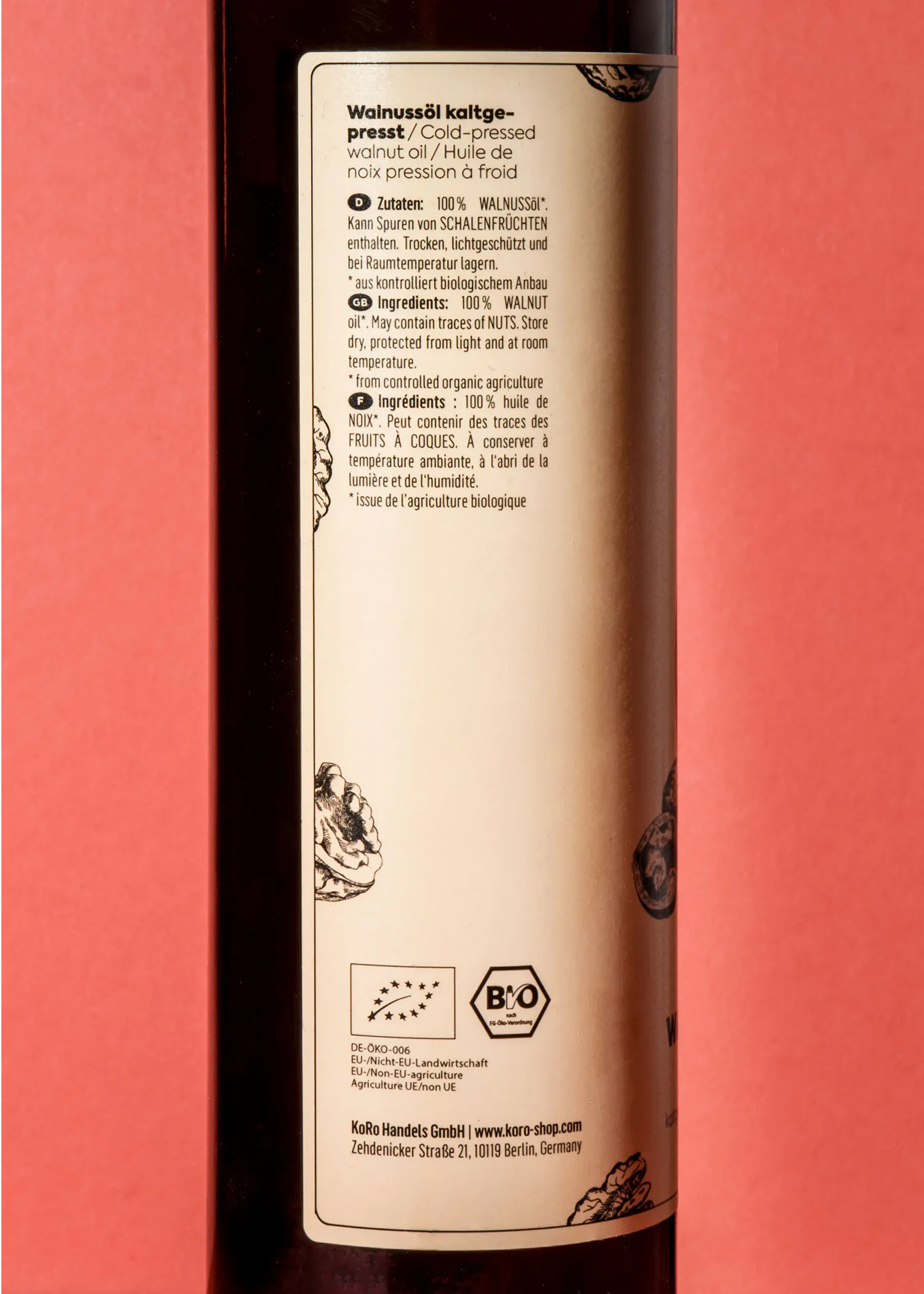 die Rückseite einer Flasche Walnussöl