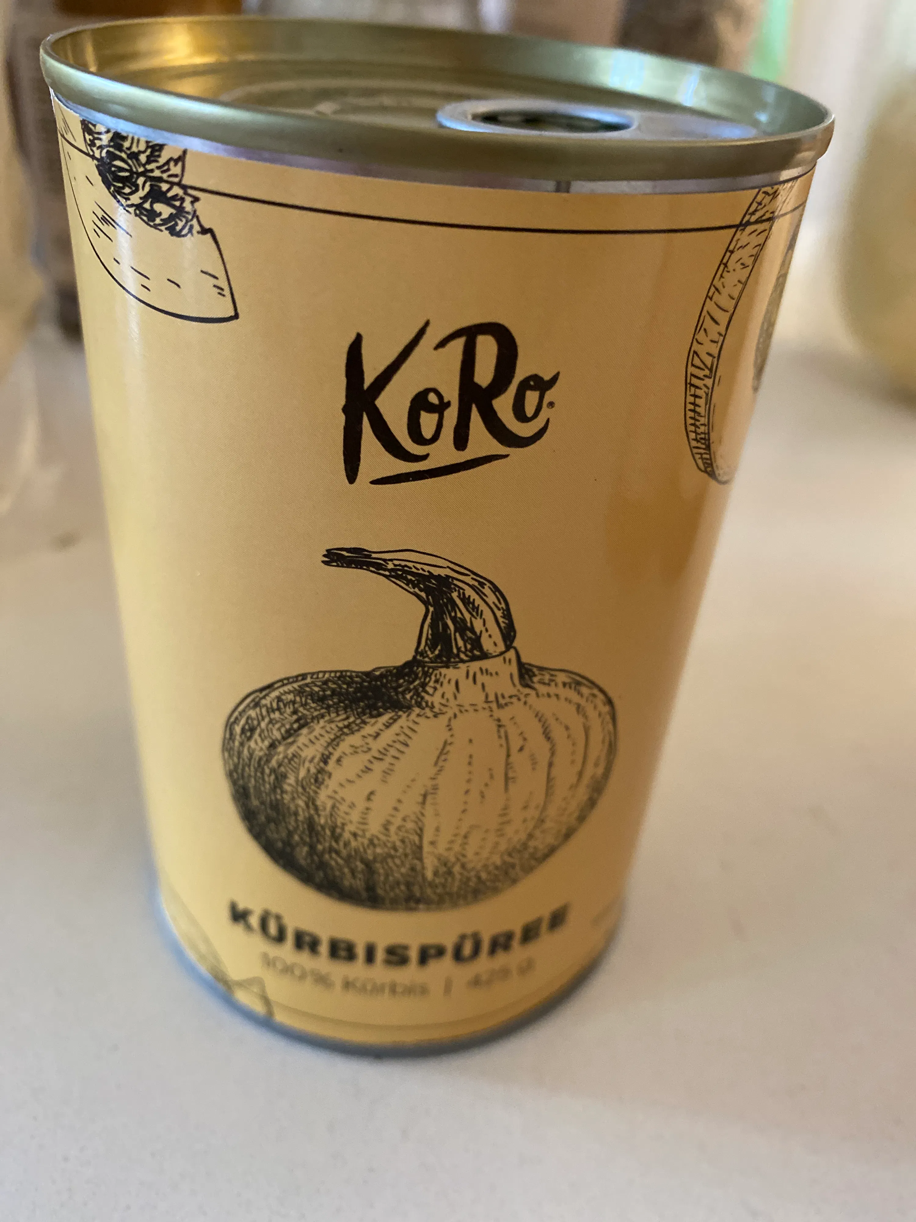 eine Dose mit einem Bild von einem Kürbis darauf
