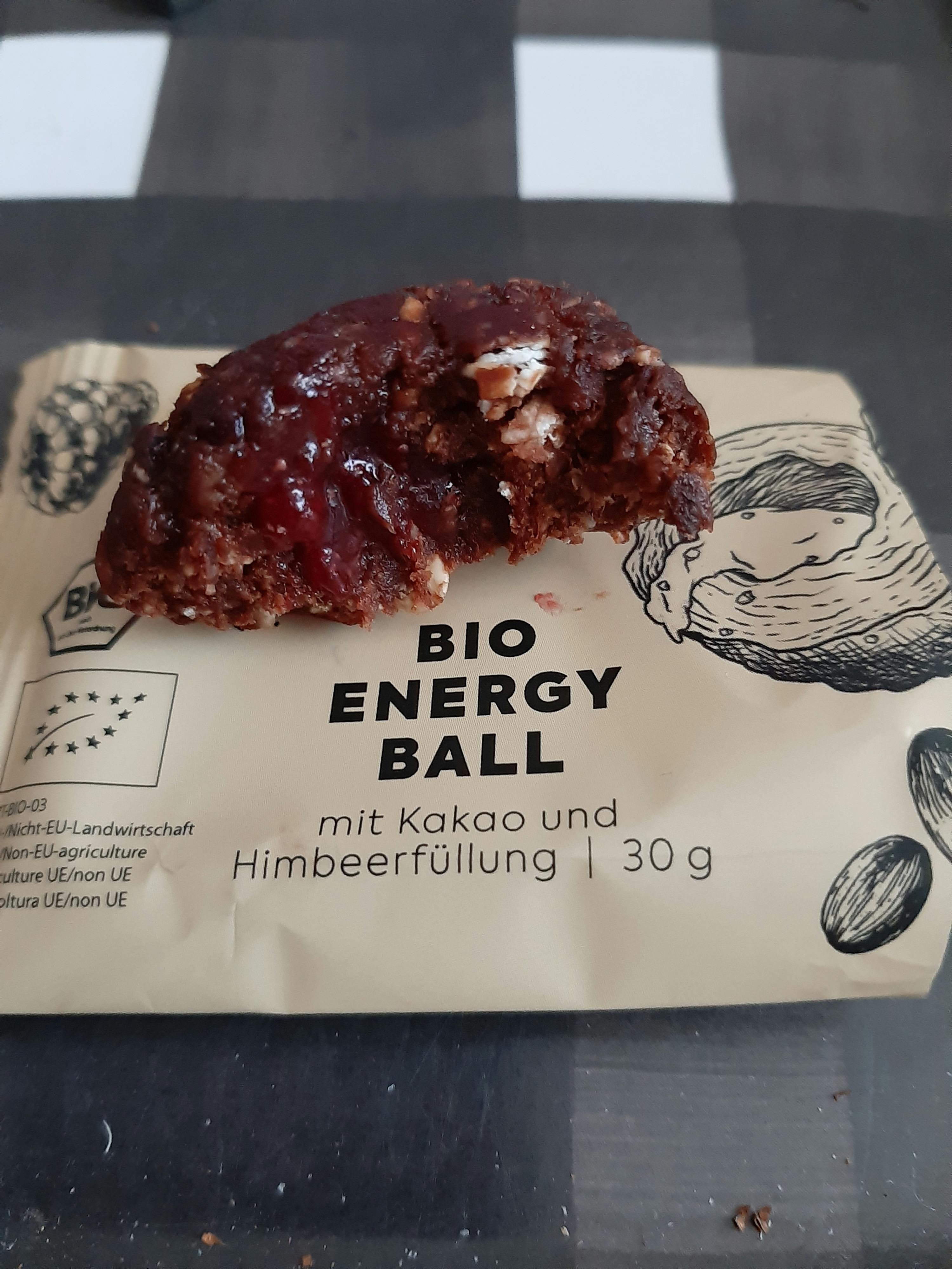 une balle d' énergie bio avec du cacao et des framboises