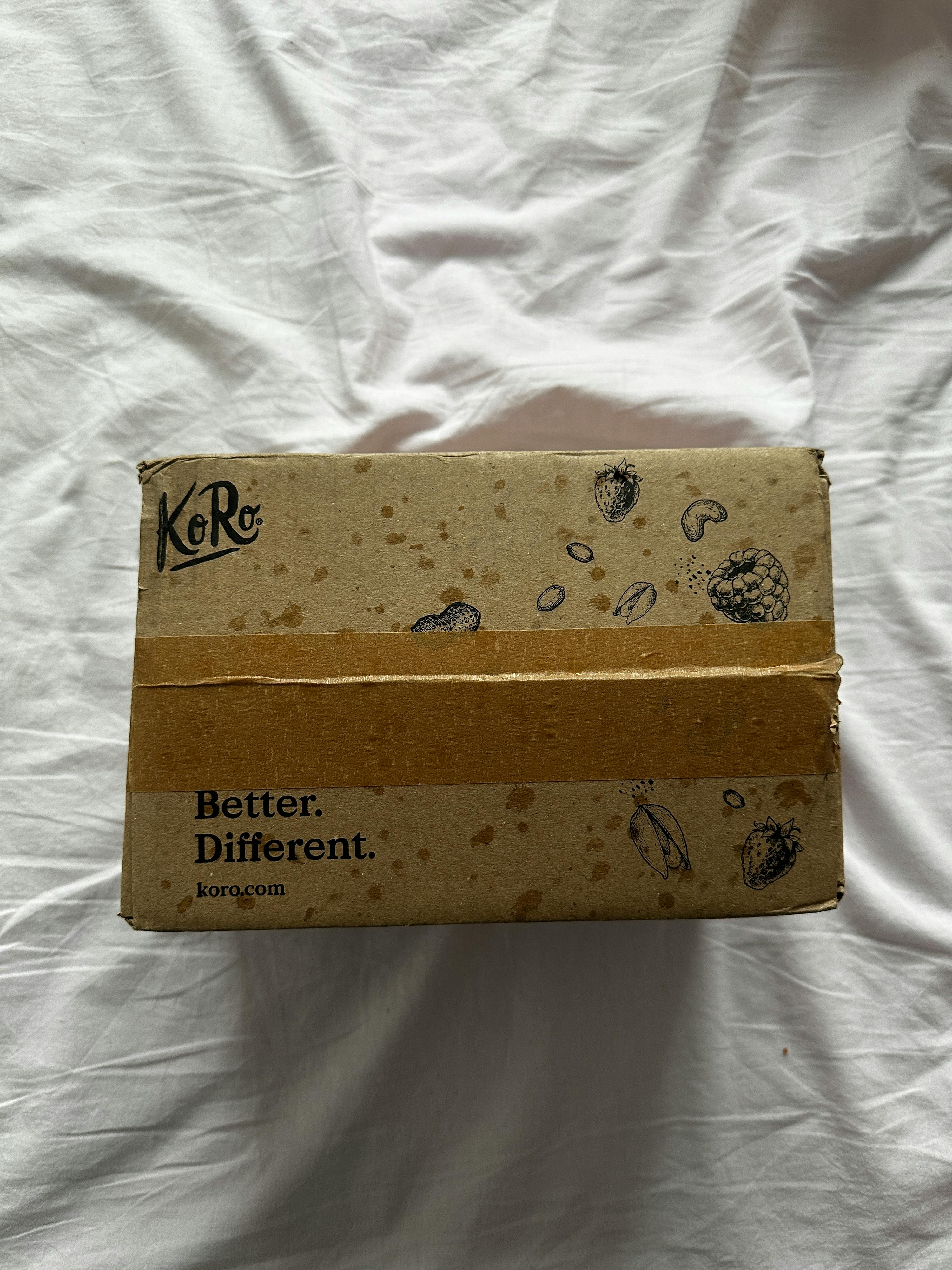 eine Kiste mit der Aufschrift " better different " steht auf einem Bett