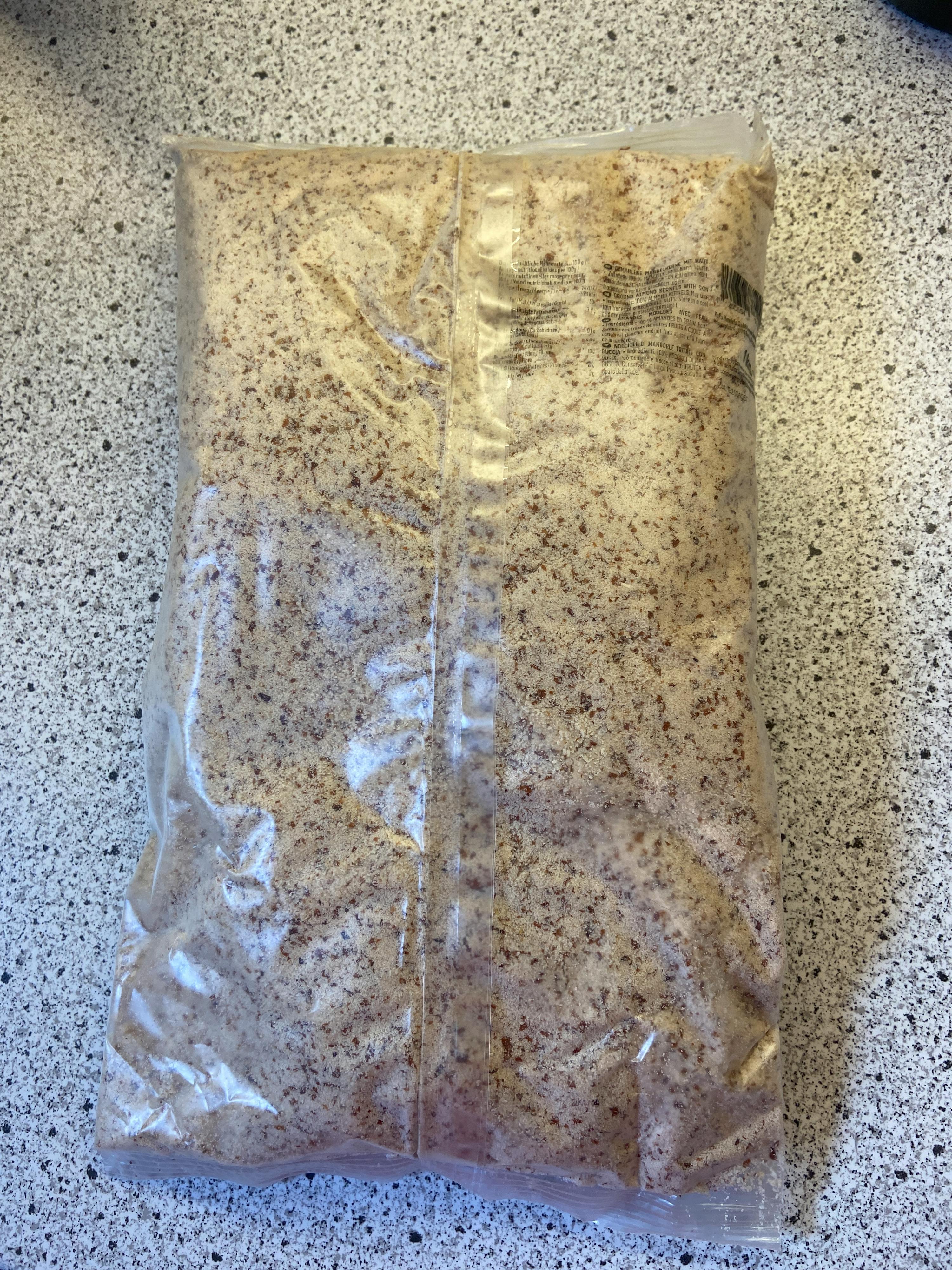 un sacchetto di farina si trova su un tavolo