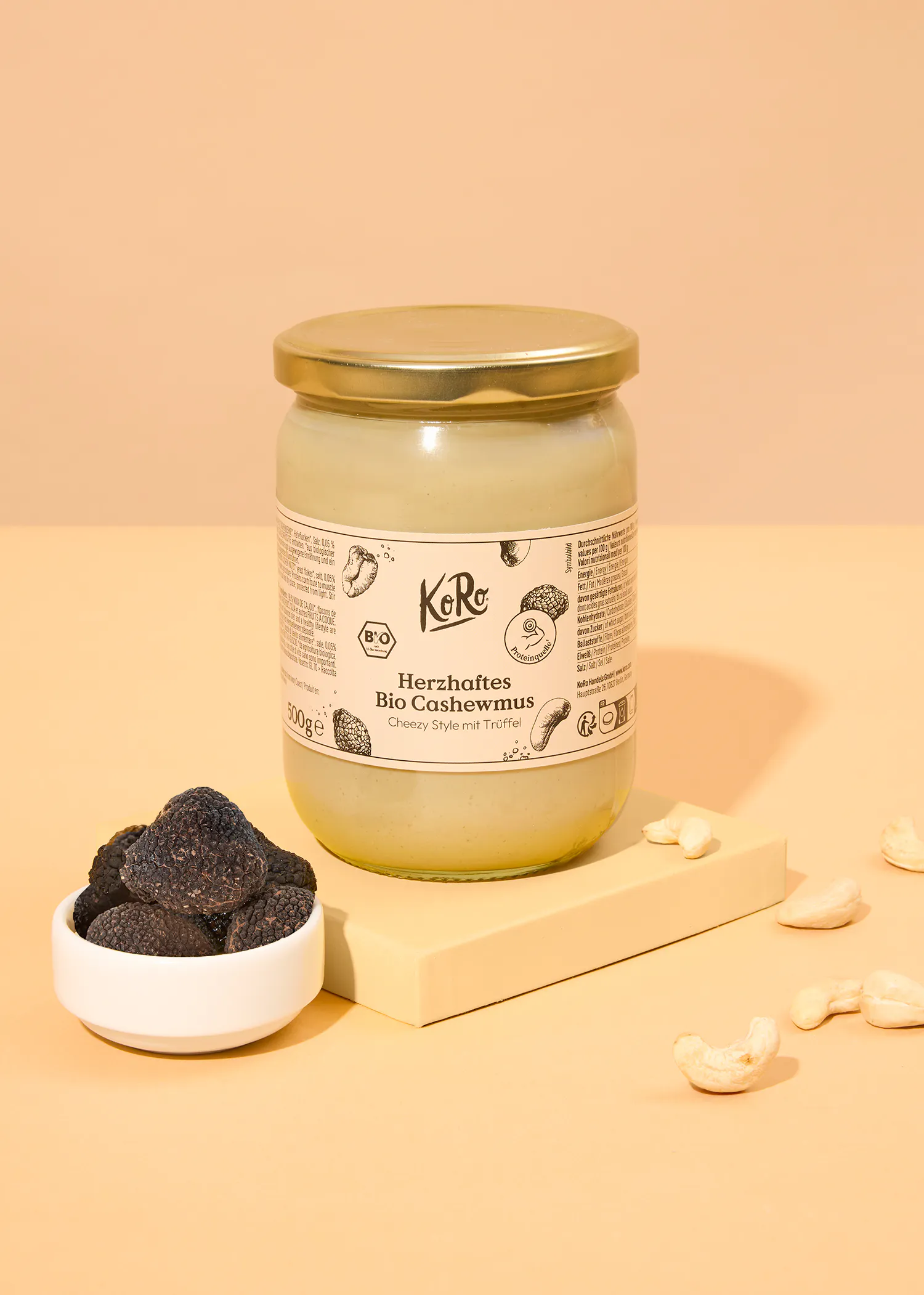 un bocal en verre avec une étiquette blanche sur le dessus