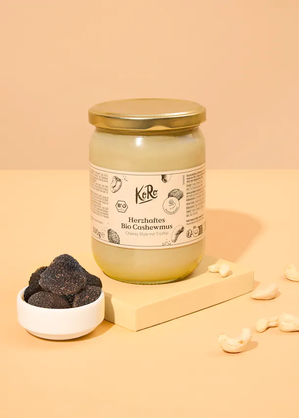 un bocal en verre avec une étiquette blanche sur le dessus