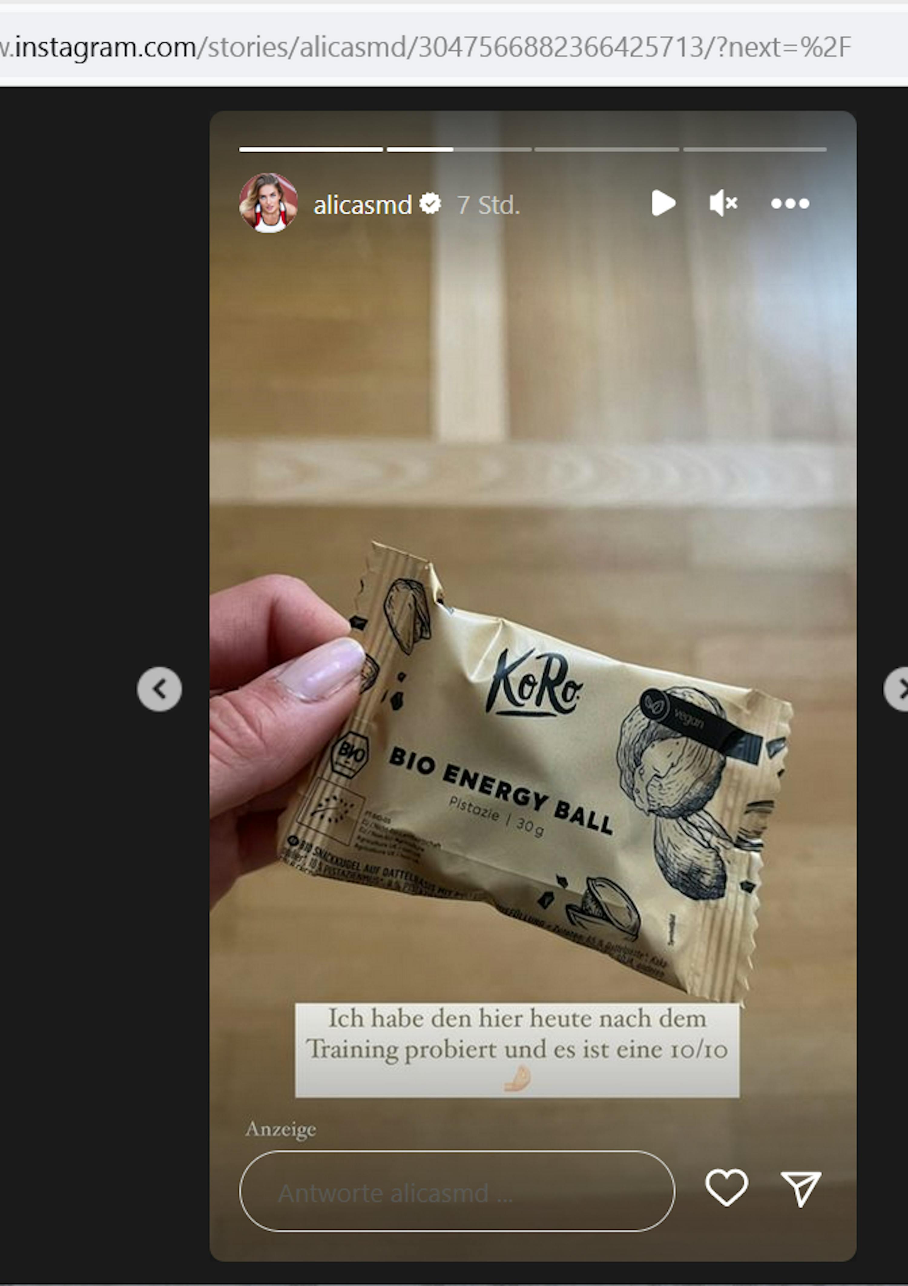 eine Frau hält einen bio-energieball in ihrer Hand