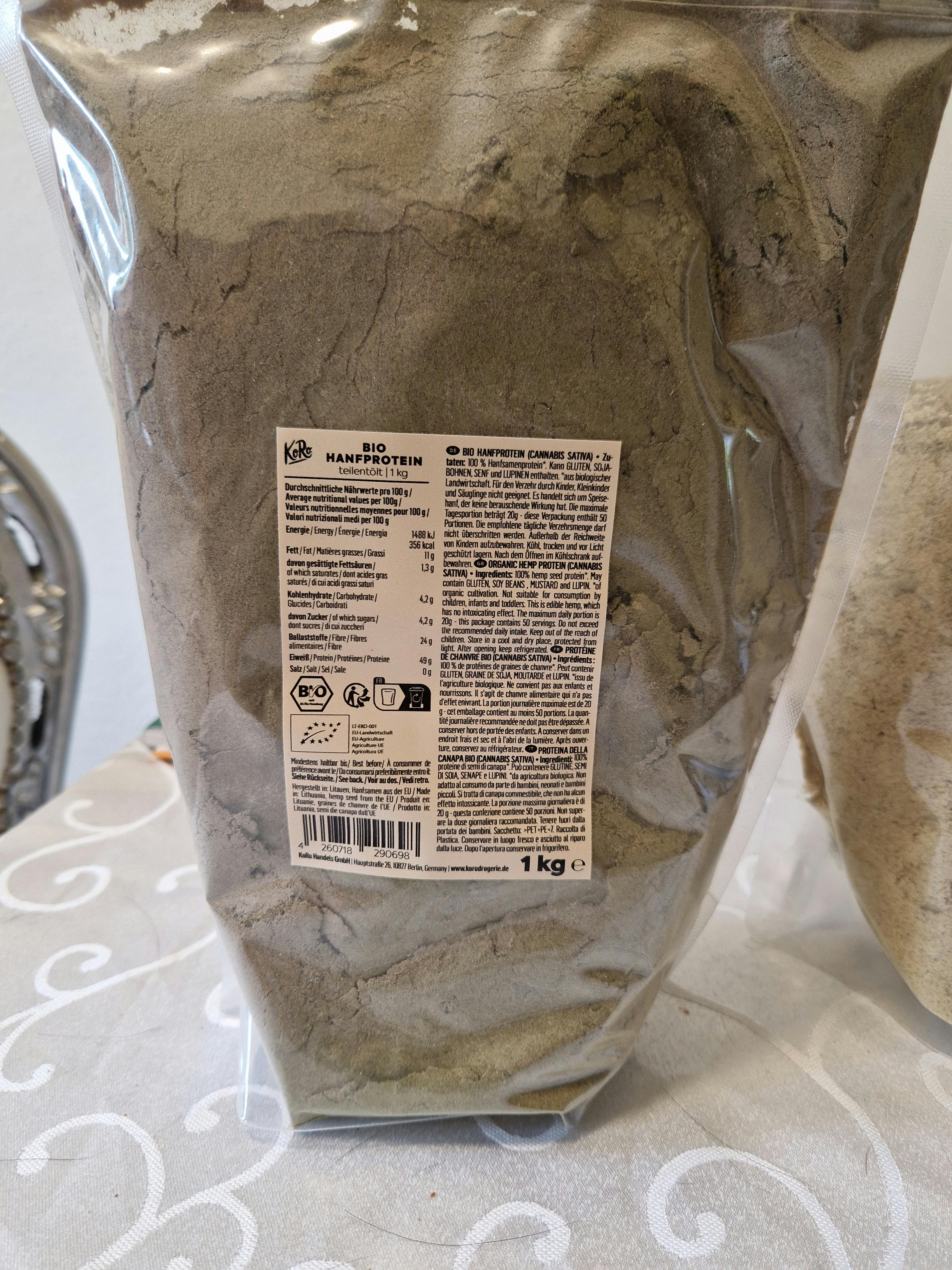 un sacchetto di polvere è seduto su un tavolo