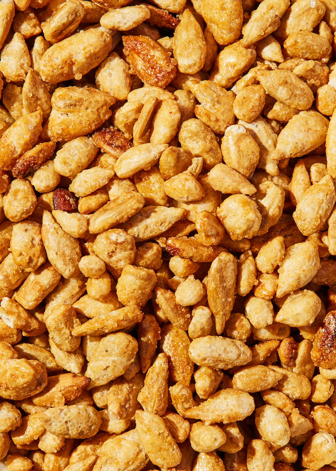 un gros plan d' une pile de noix de pécan