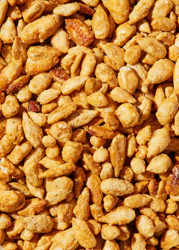 un gros plan d' une pile de noix de pécan