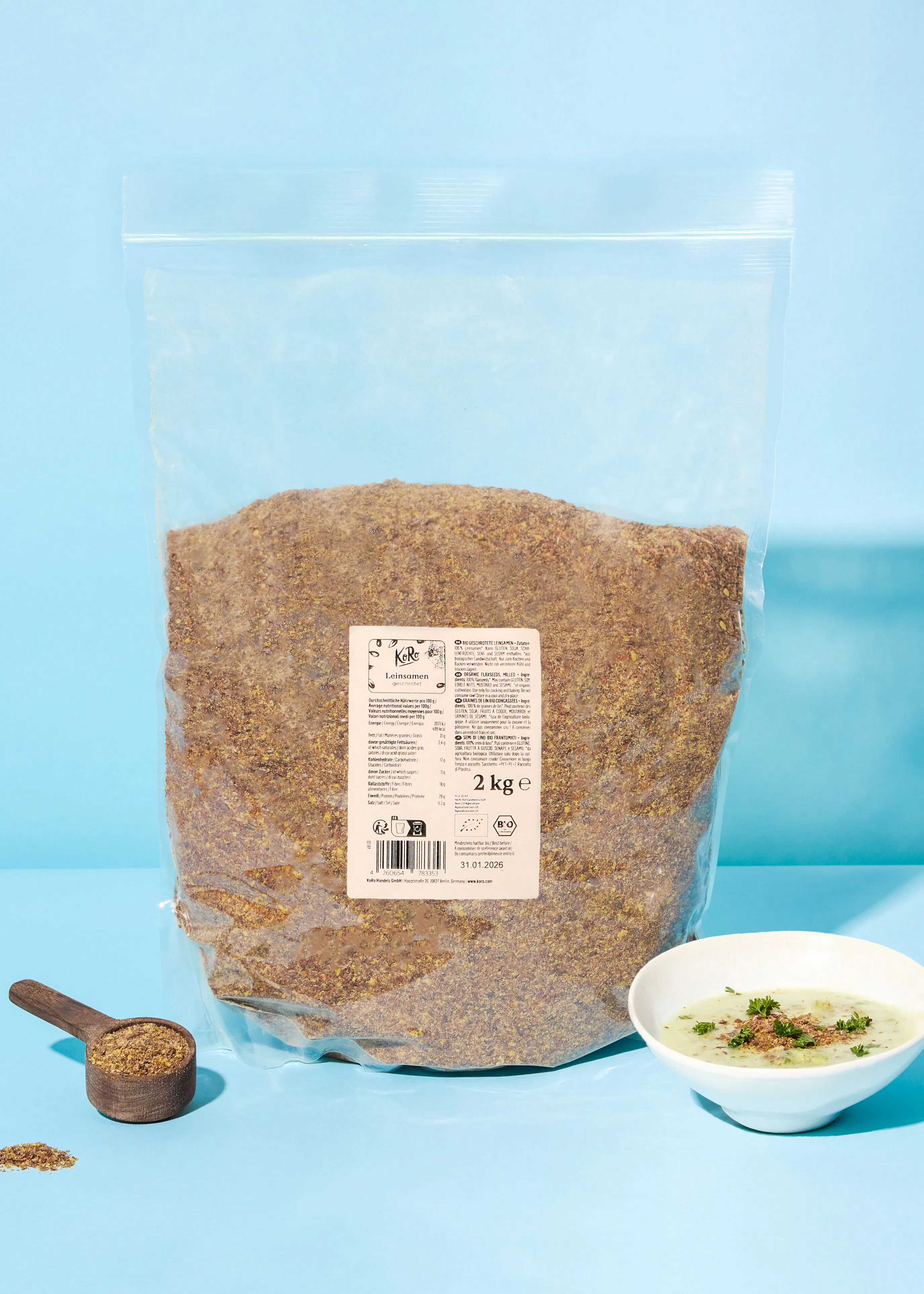 un sac de 2 kg de graines de lin se trouve à côté d' un bol de soupe