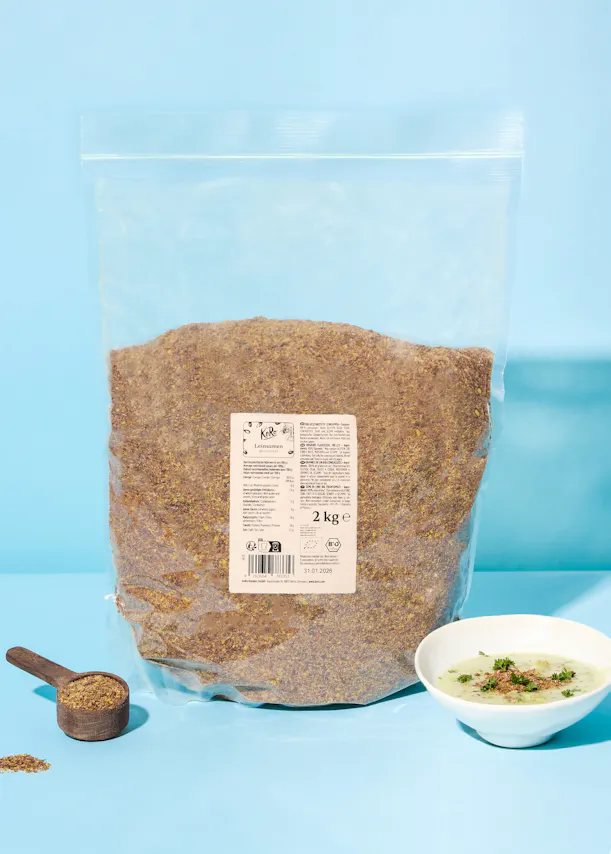 un sac de 2 kg de graines de lin se trouve à côté d' un bol de soupe