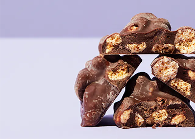 ein Stapel Schokoladenstückchen auf einem Tisch