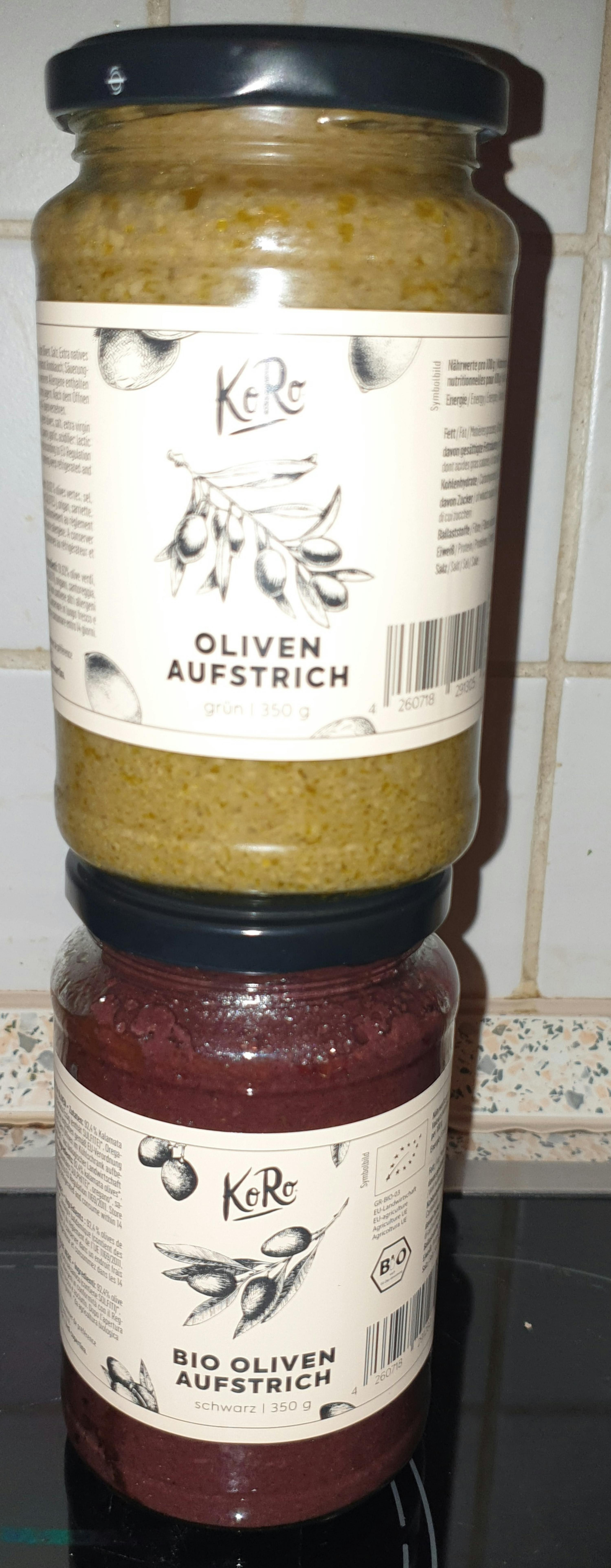 zwei Gläser Olivenaufstrich stehen aufeinander