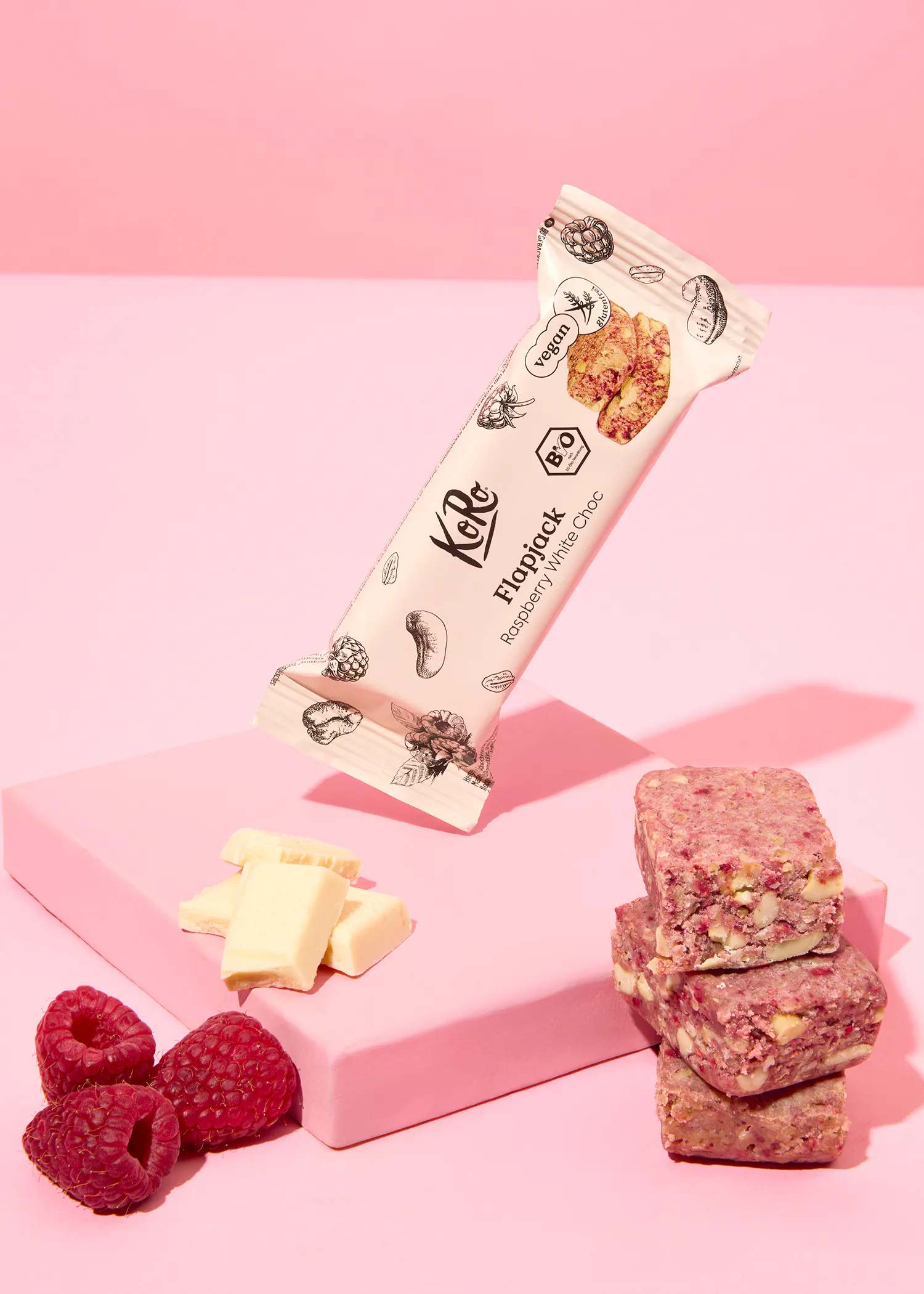 une barre de céréales avec des framboises et du chocolat blanc