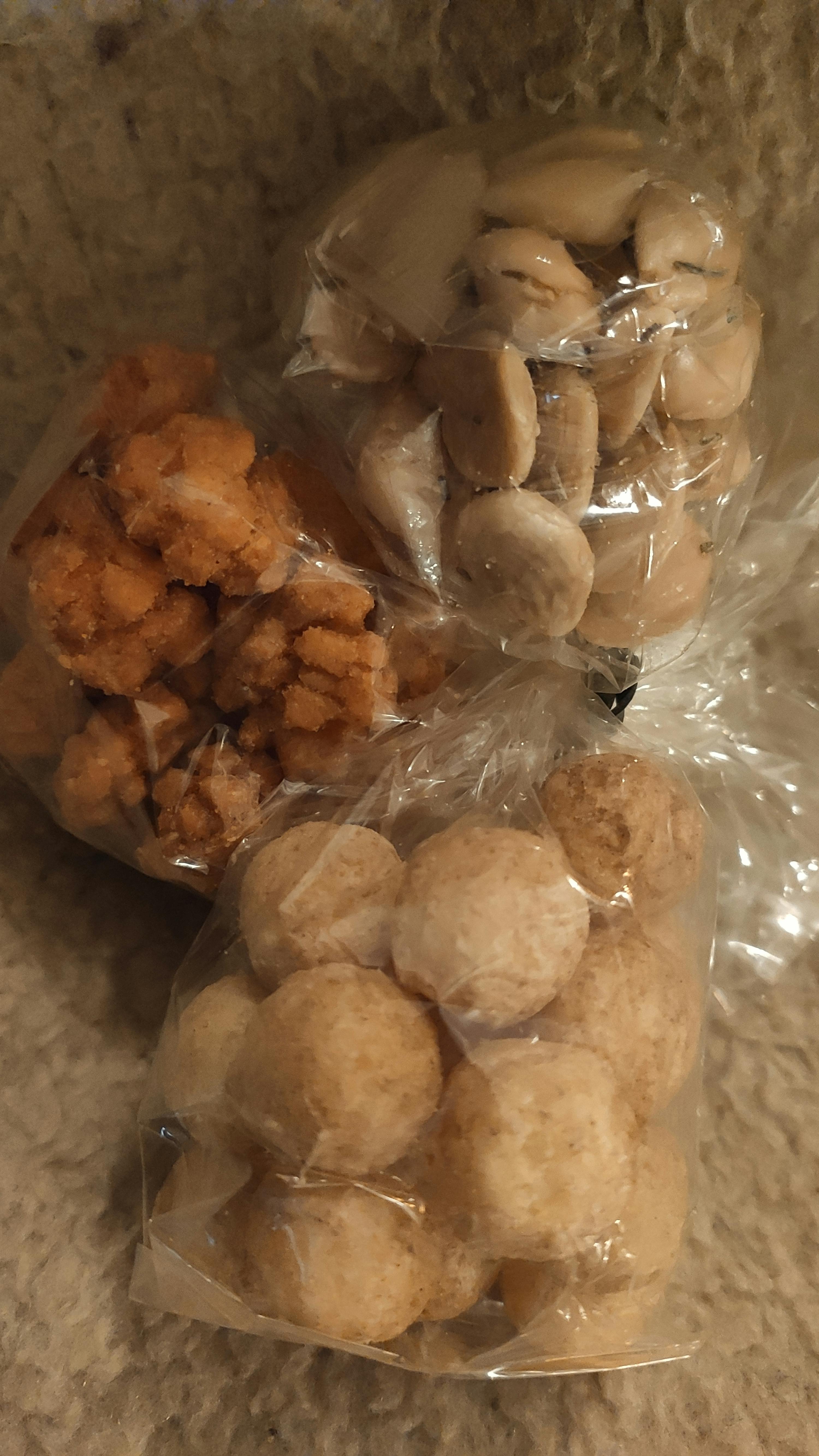 trois sacs de nourriture sont posés sur un tapis