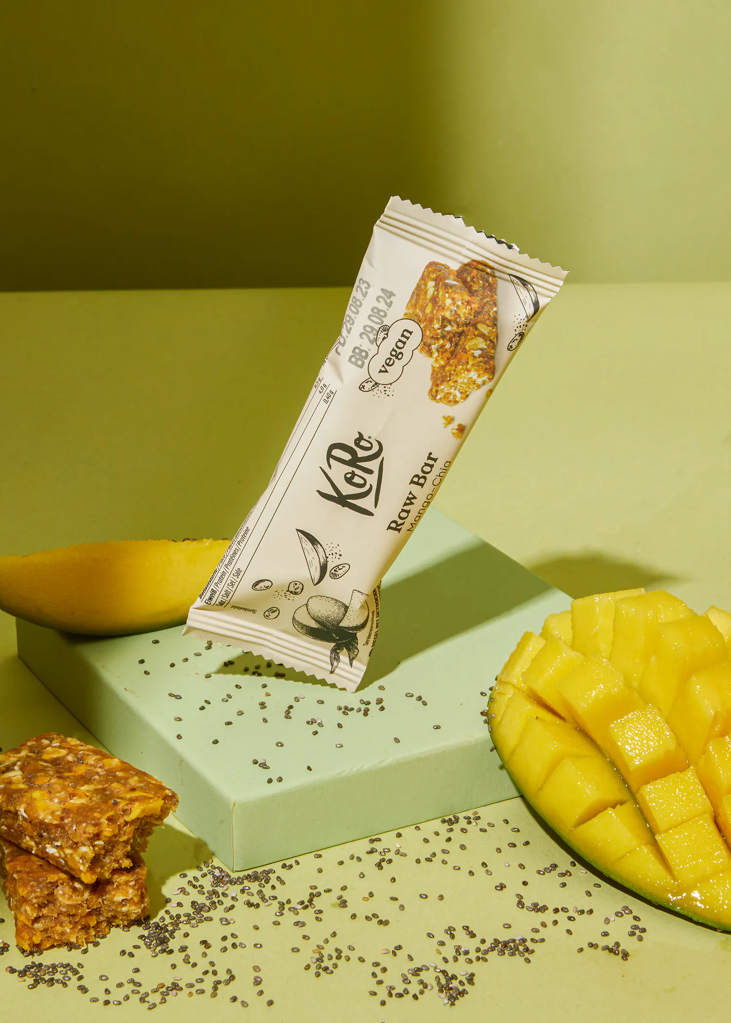 une barre végétalienne posée sur une table à côté d' une mangue