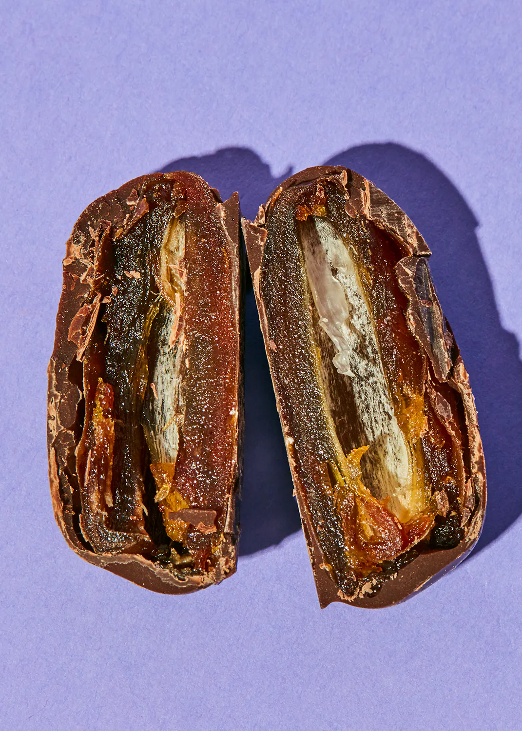 ein Schokoladenbonbon wird in zwei Stücke geschnitten