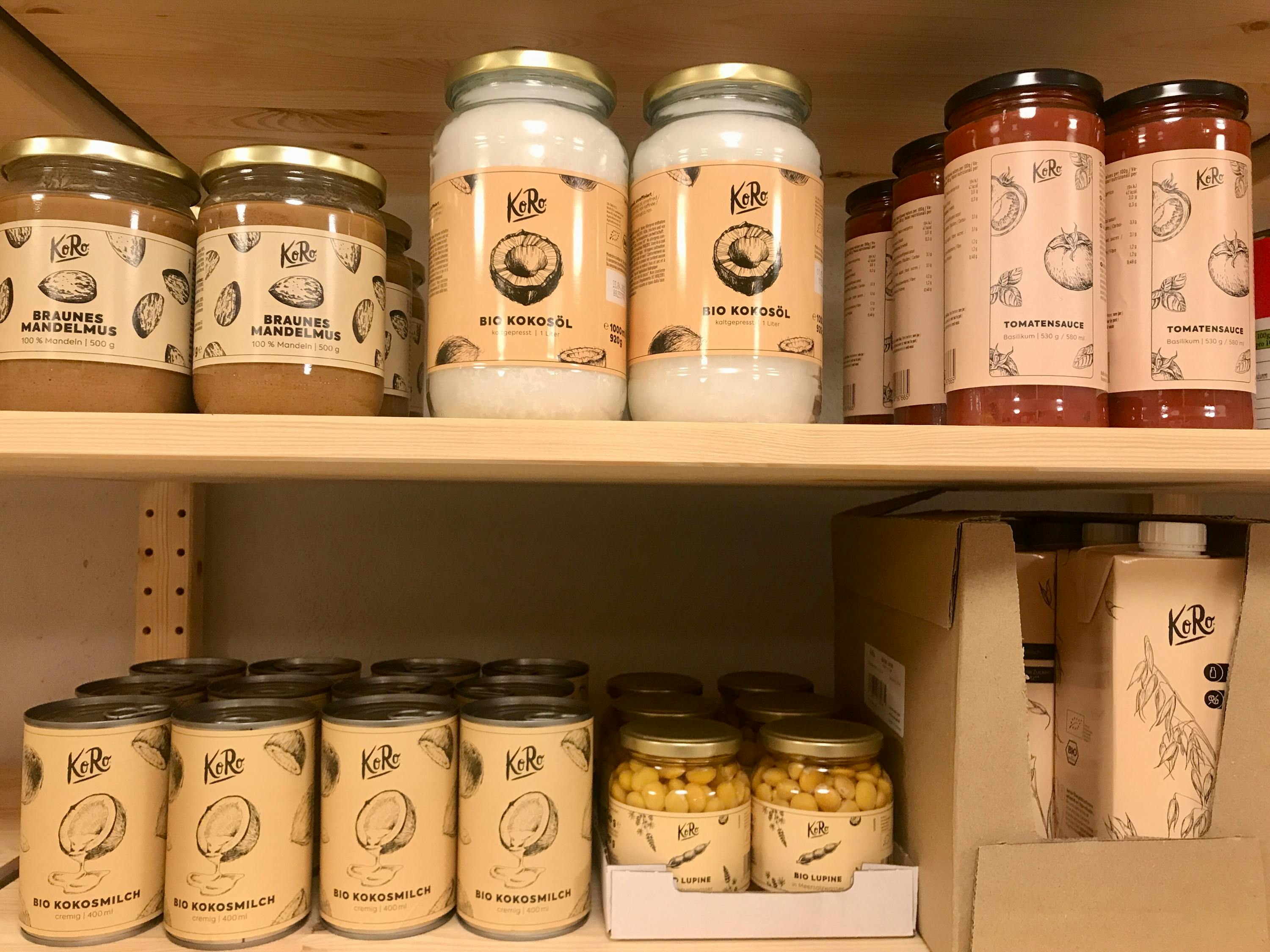 auf einem regal stehen viele flaschen kokosmilch