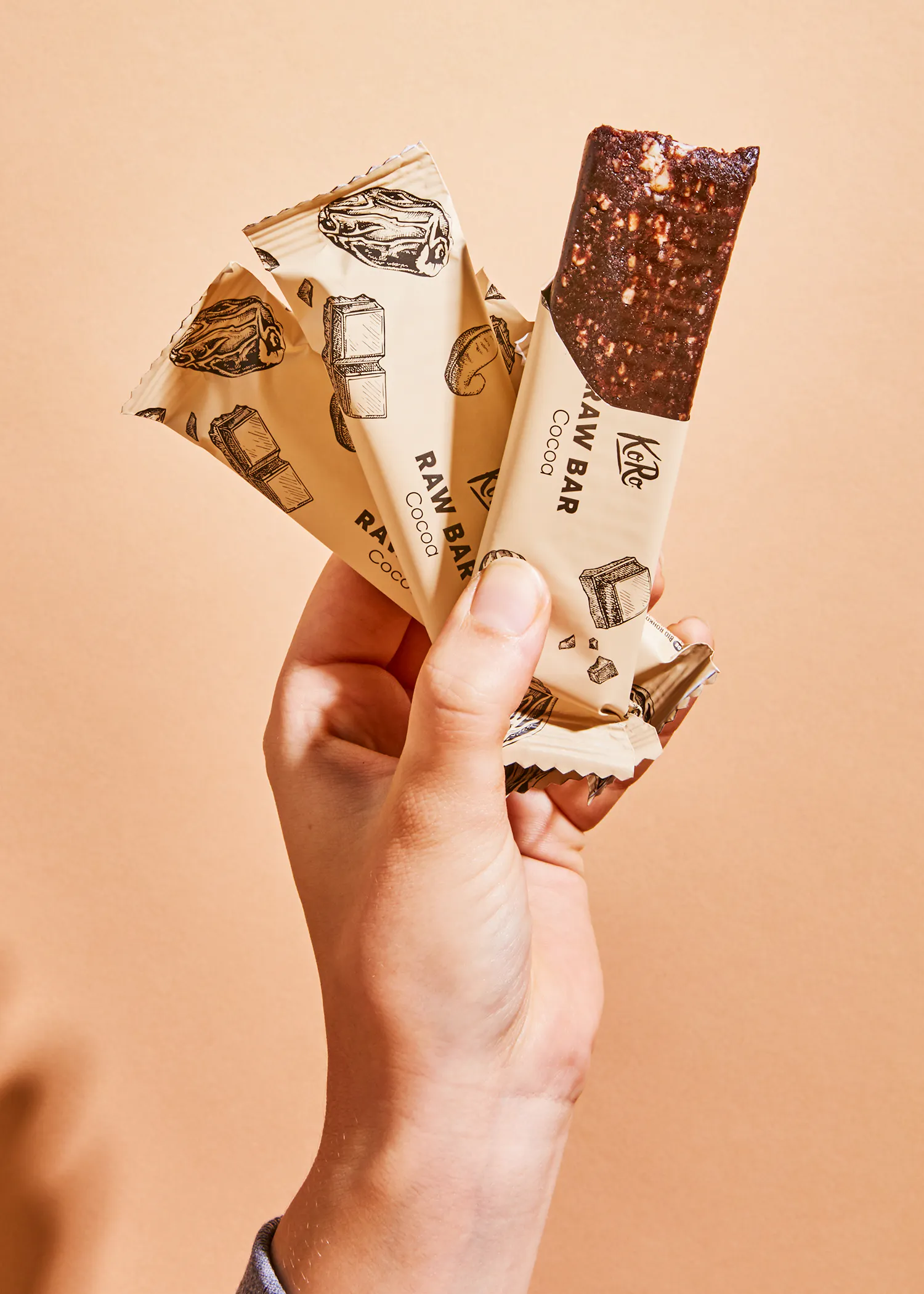 eine Person hält einen raw-Bar in der Hand