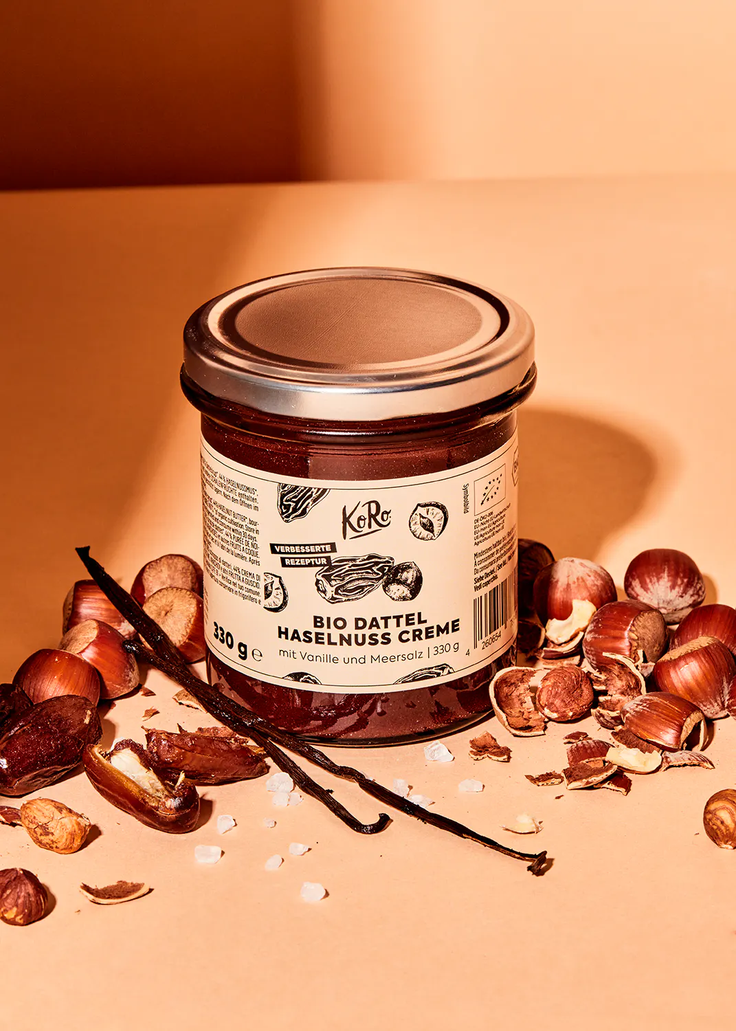 un bocal de creme de dattes bio avec des noisettes et des vanilles