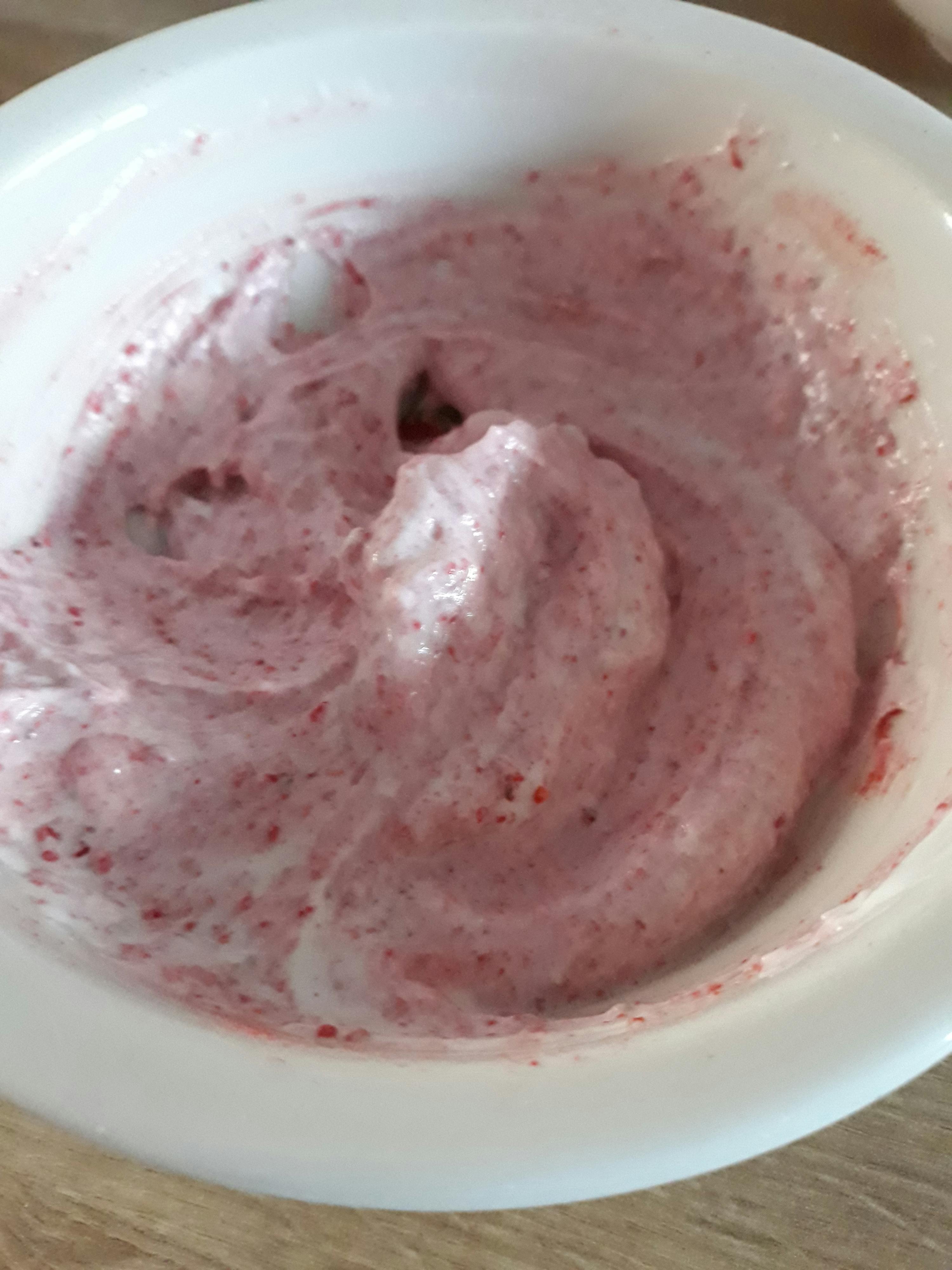 eine weiße Schüssel mit rosa und weißem Essen